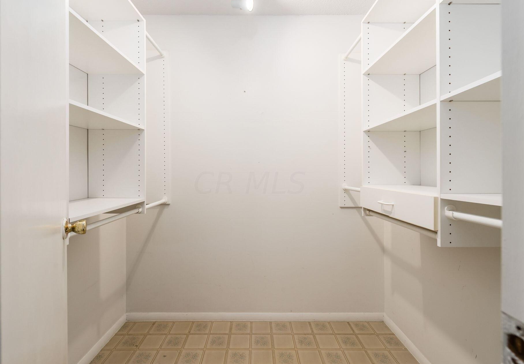 81 Stornoway Dr, Columbus OH 43213-2158 exterior