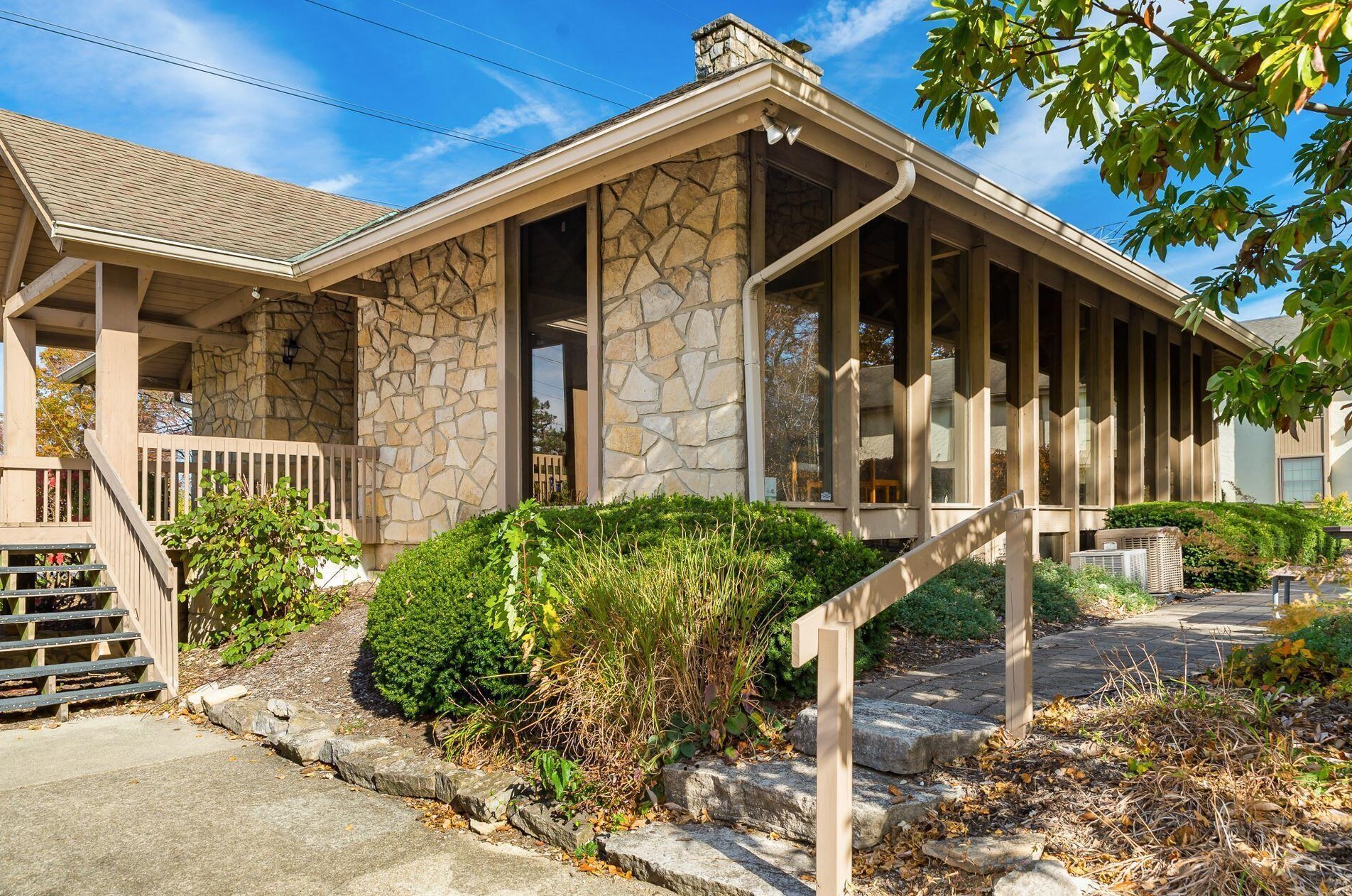 81 Stornoway Dr, Columbus OH 43213-2158 exterior