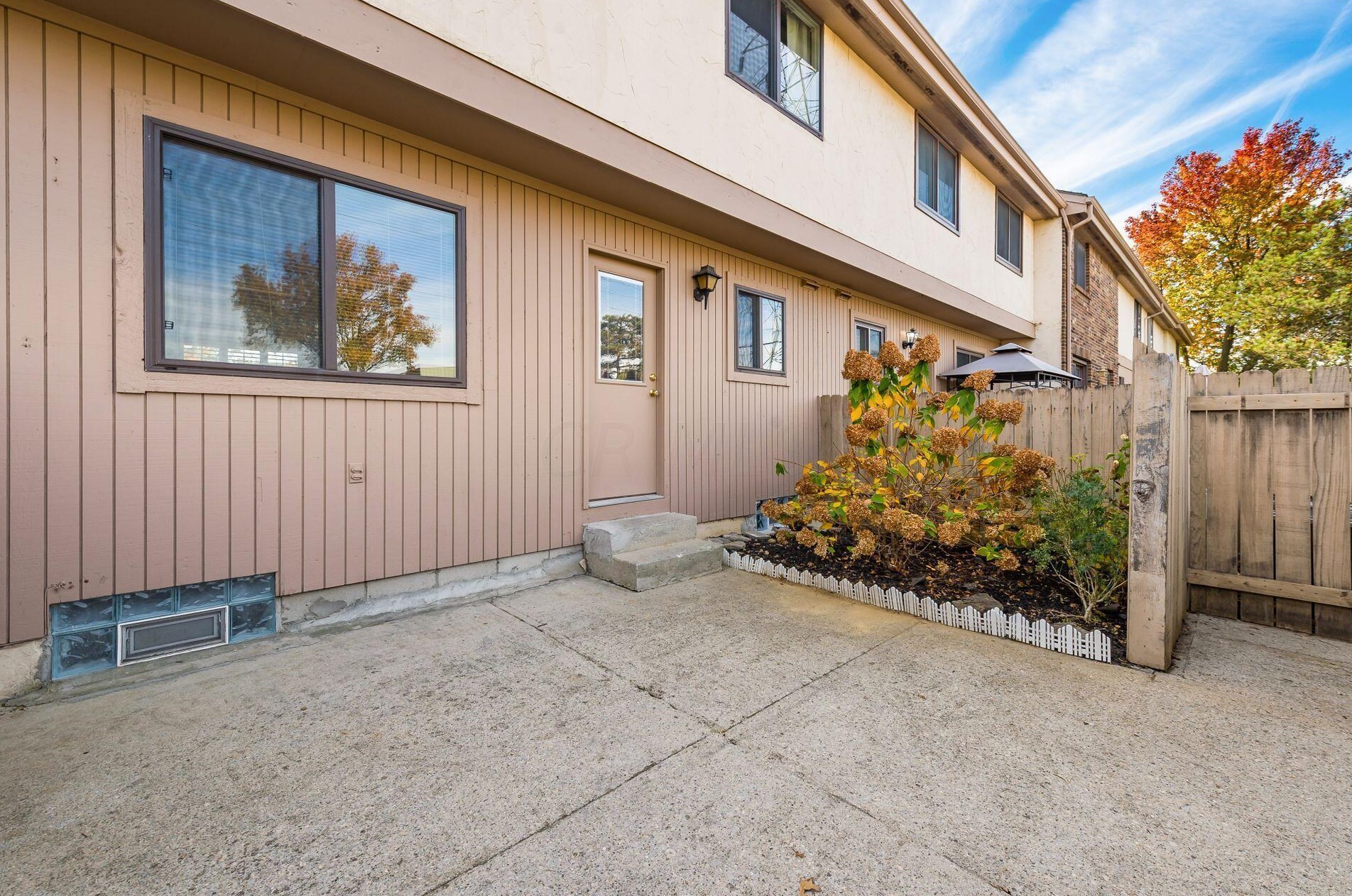 81 Stornoway Dr, Columbus OH 43213-2158 exterior