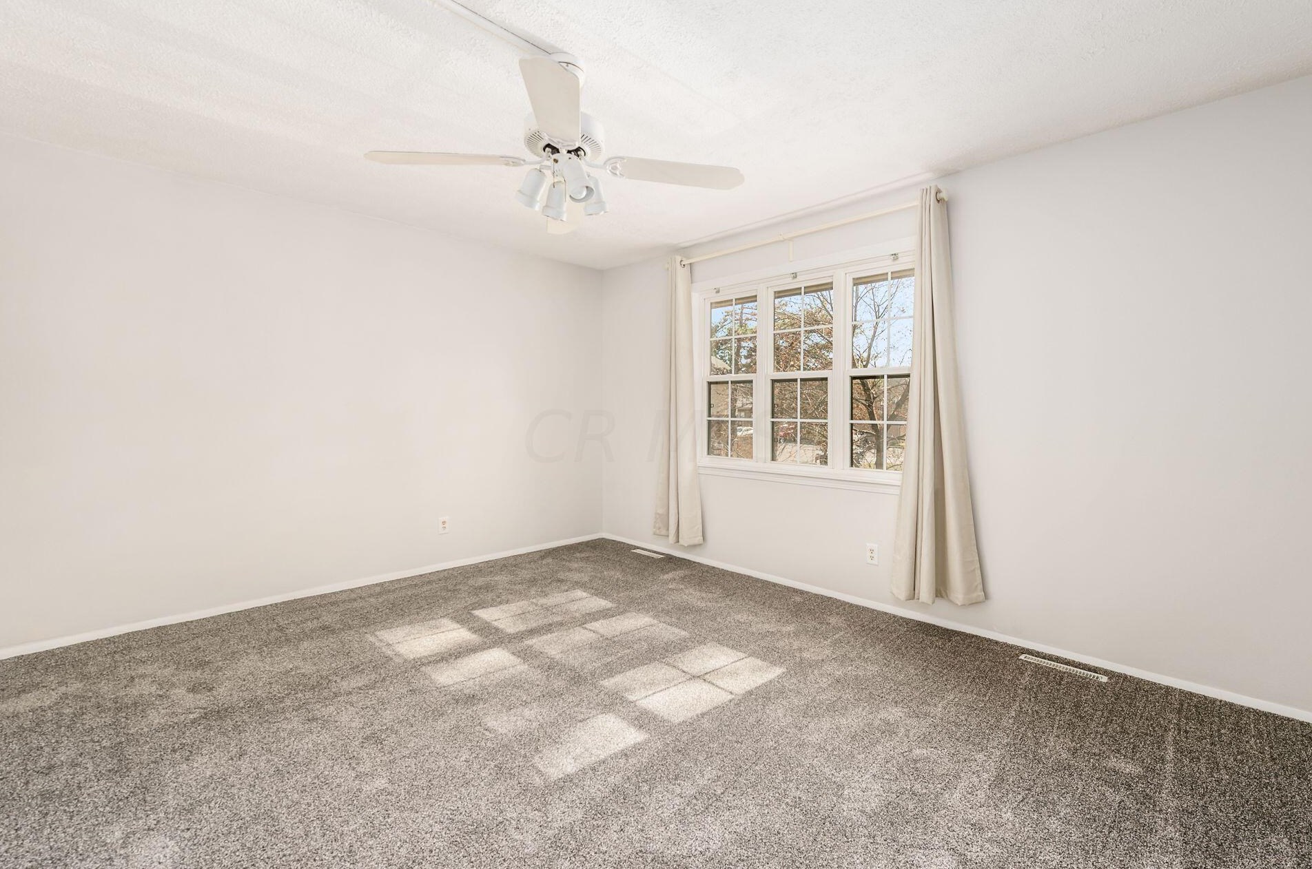 81 Stornoway Dr, Columbus OH 43213-2158 exterior