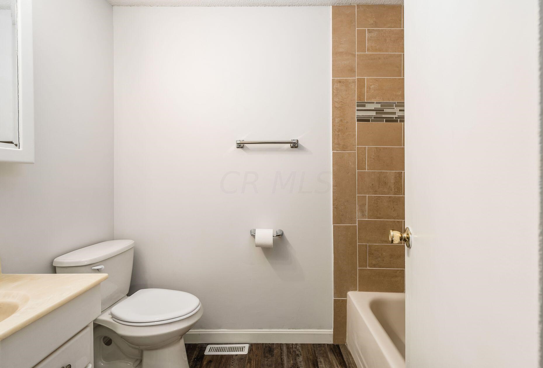 81 Stornoway Dr, Columbus OH 43213-2158 exterior