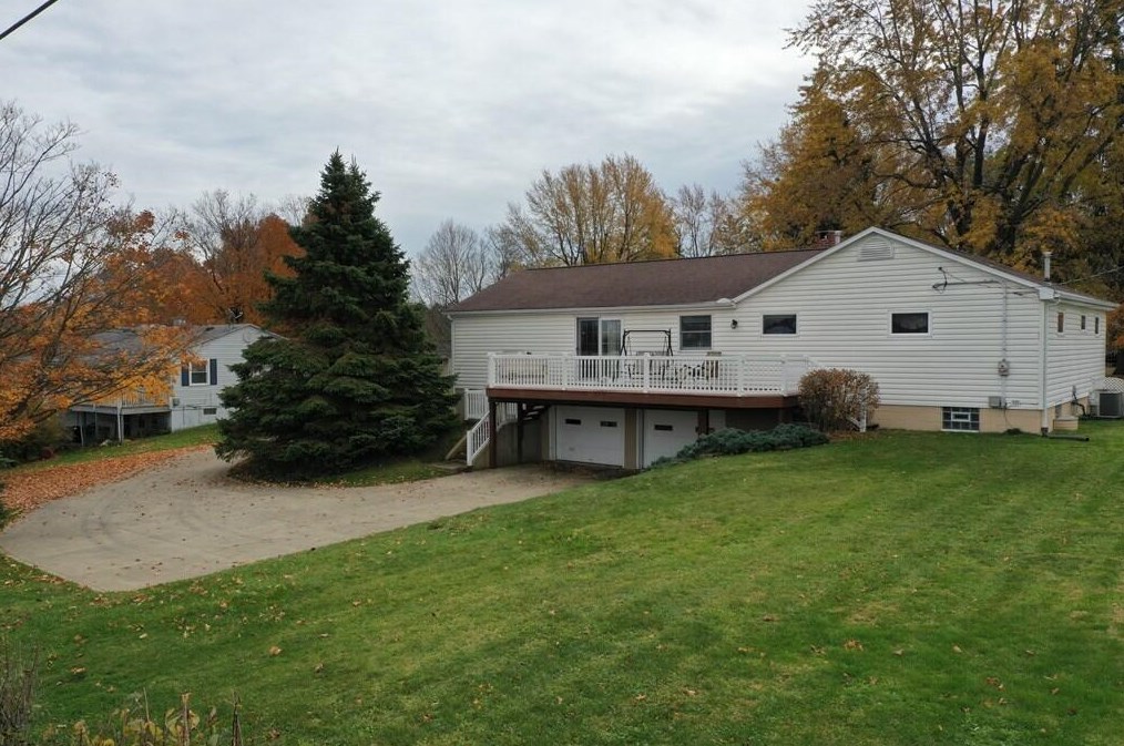 51 Deerfield Rd, North Woodbury OH  44813-9299 exterior