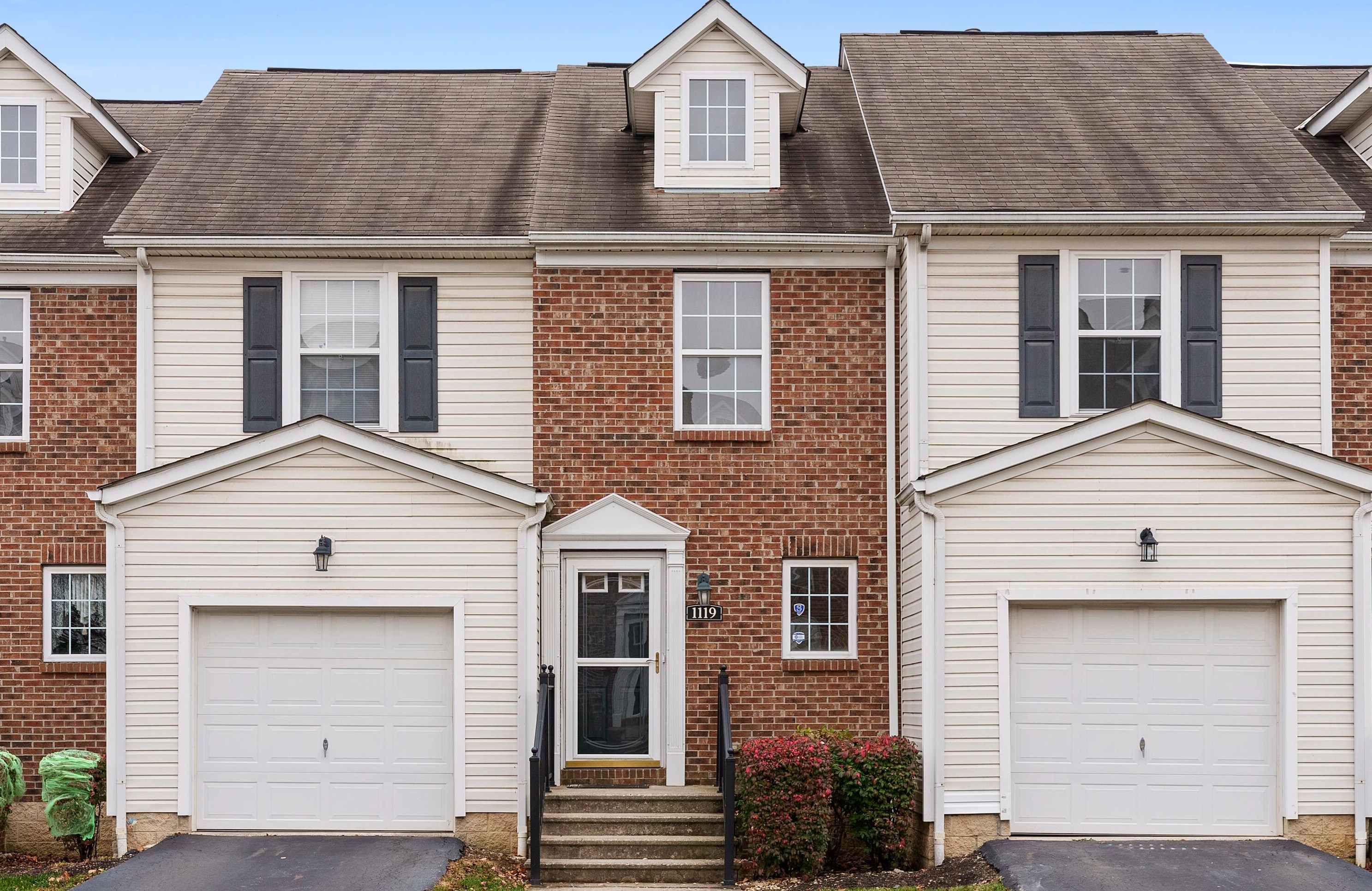 1119 Green Knoll Dr, Westerville, OH 43081-7043