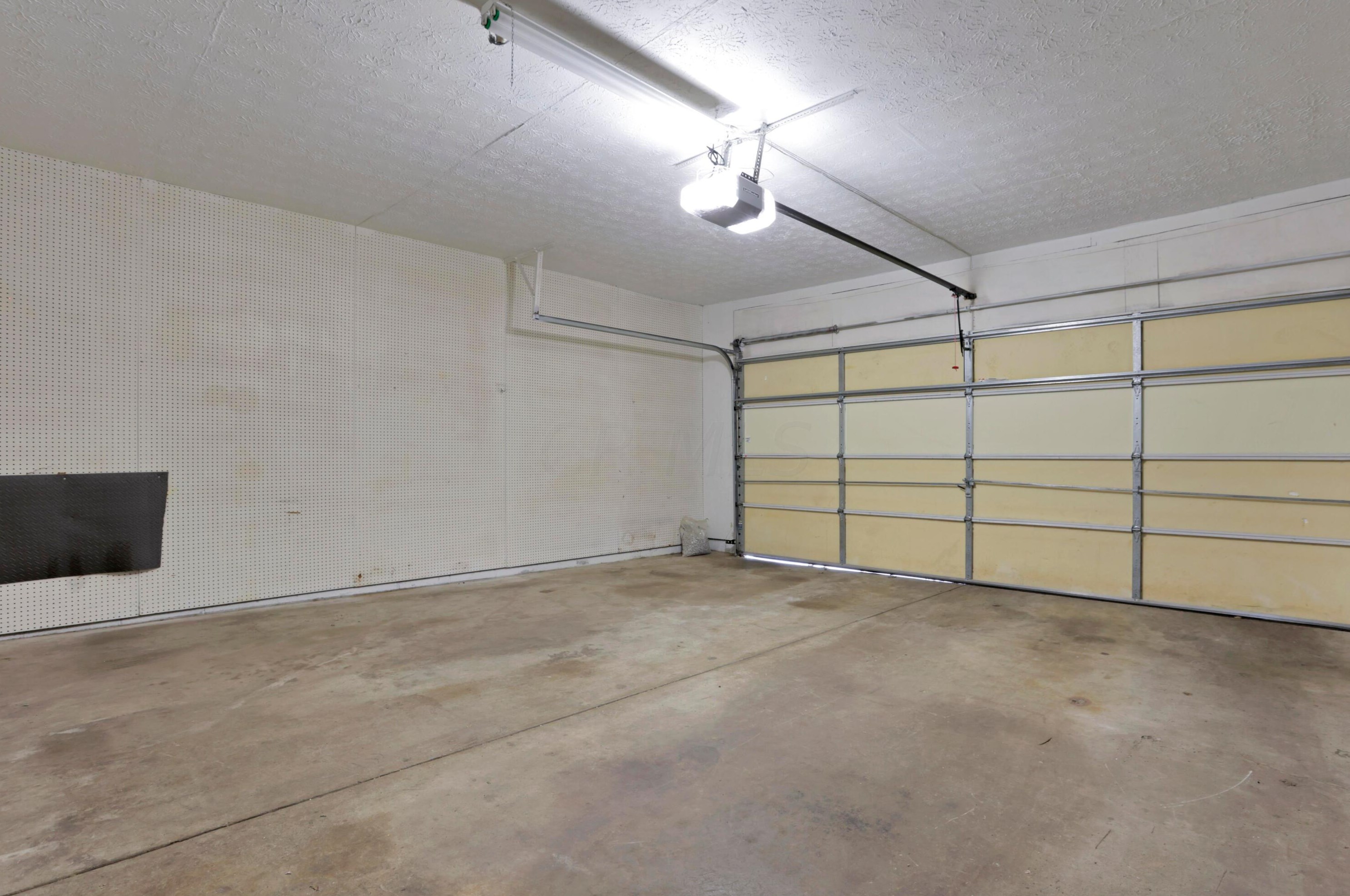 832 Conestoga Dr, Columbus OH 43213-2619 exterior