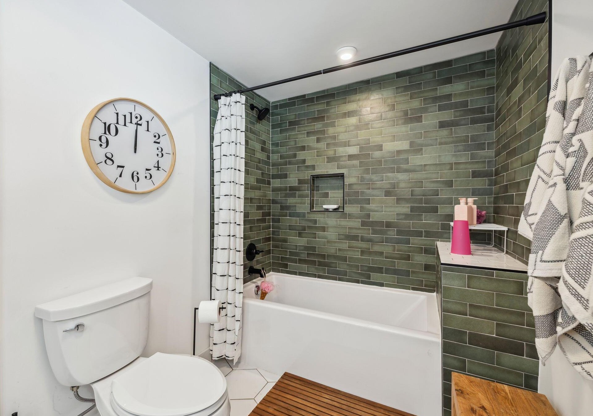 137 Roosevelt Ave, Columbus OH 43209-1160 exterior