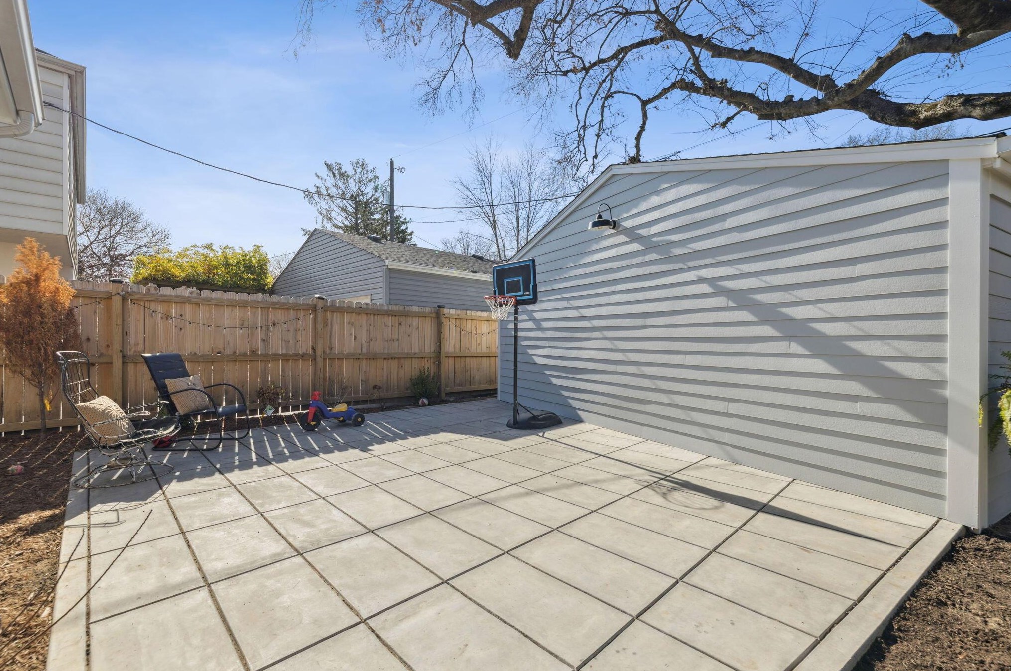 137 Roosevelt Ave, Columbus OH 43209-1160 exterior