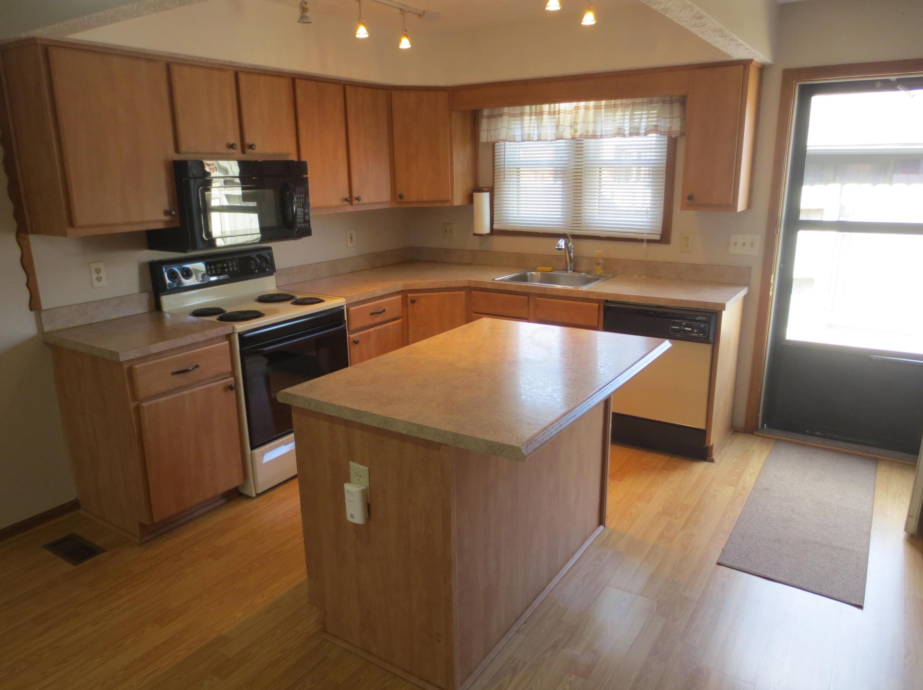 5817 Thada Ln, Columbus, OH 43229-3475