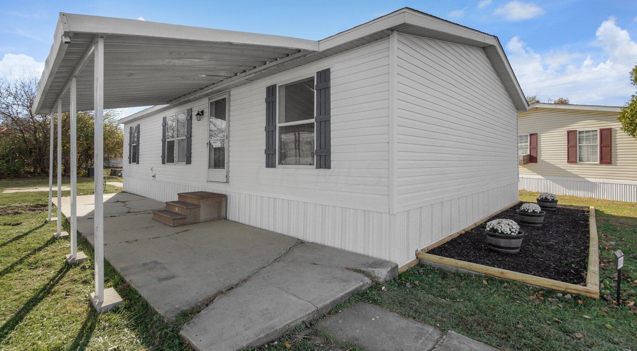393 Shenandoah Valley Dr, Columbus, OH 43207-4053