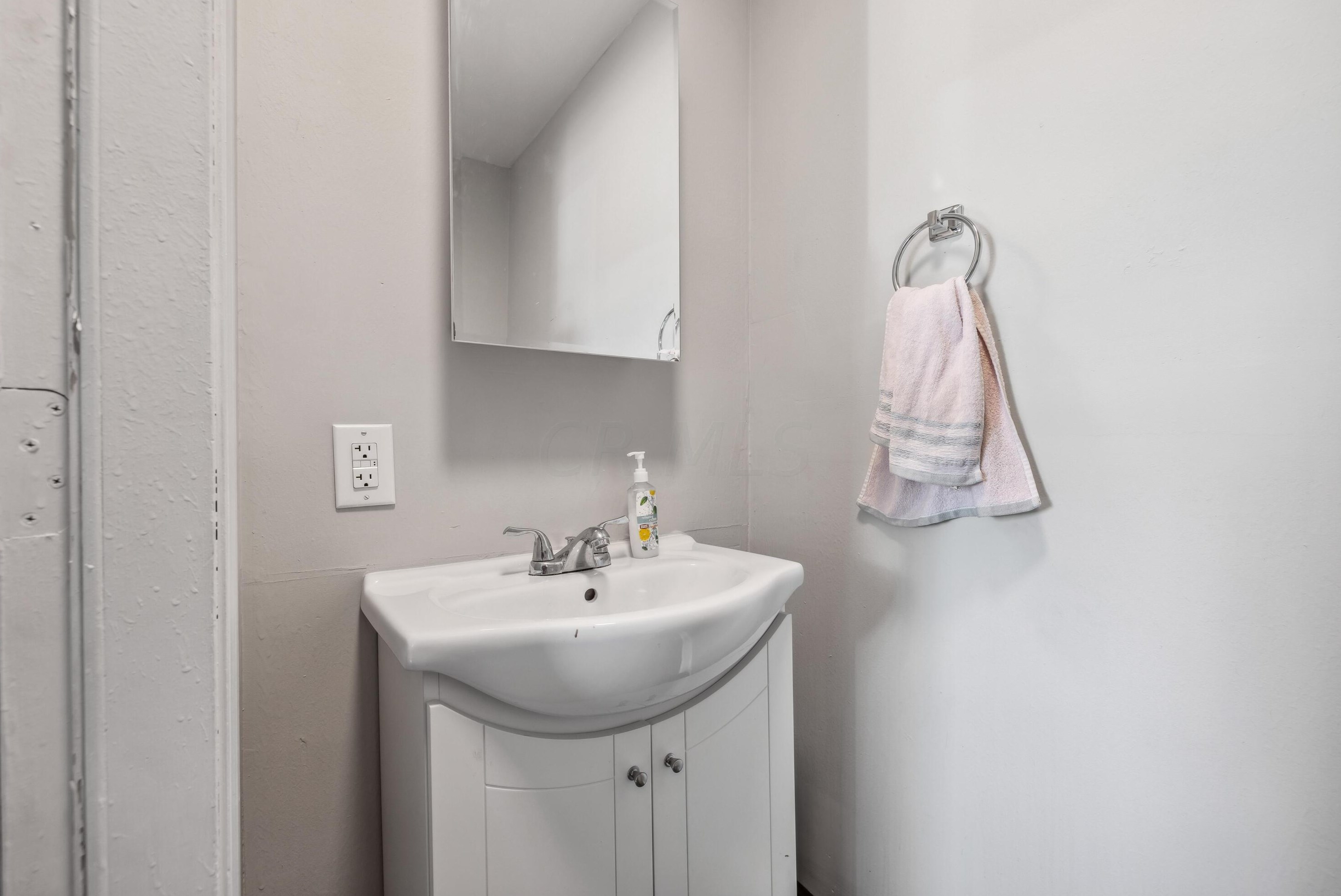 286 Skidmore St, Columbus OH 43215-4473 exterior