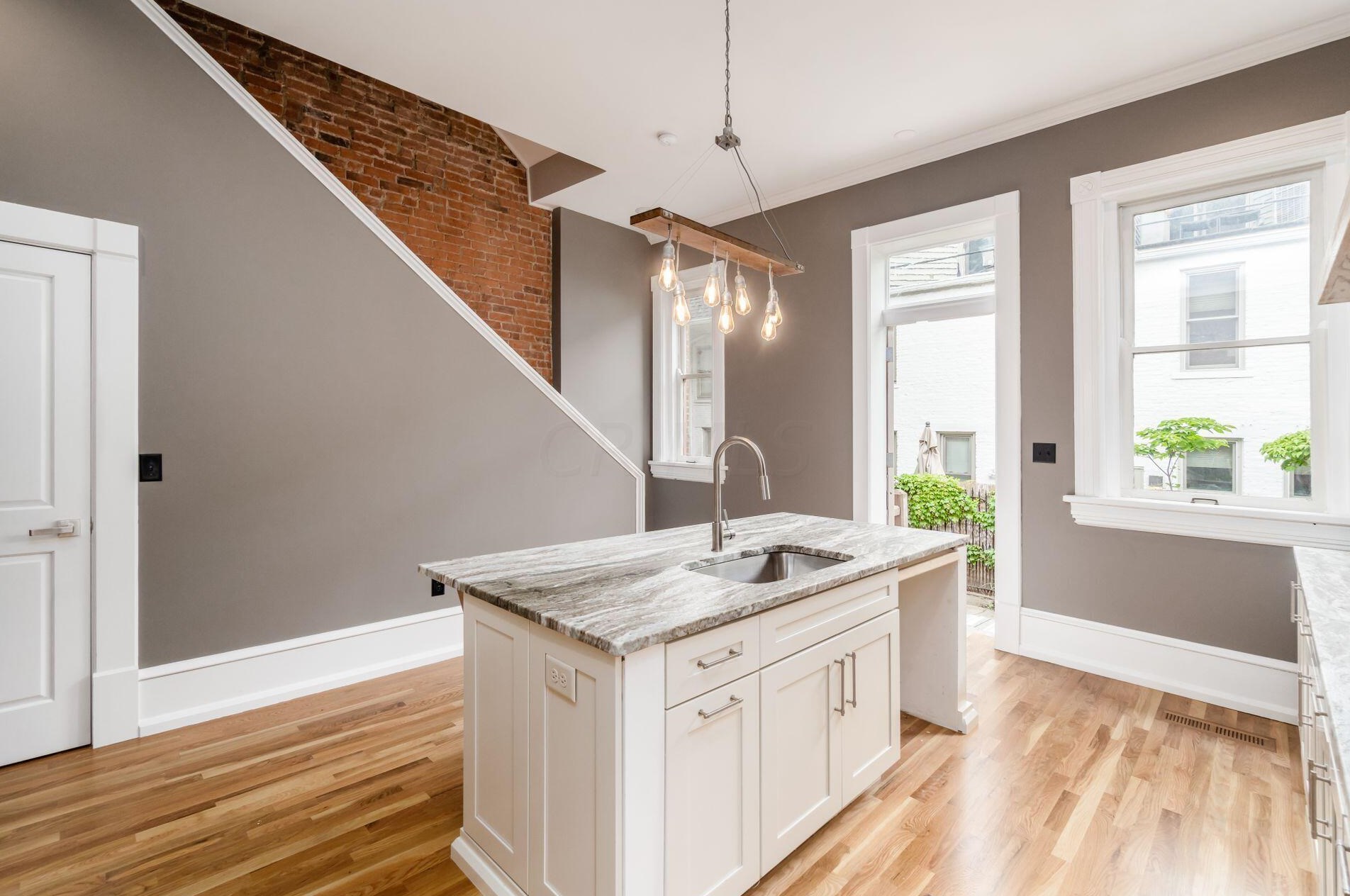 390 Town St, Columbus OH 43215-4838 exterior