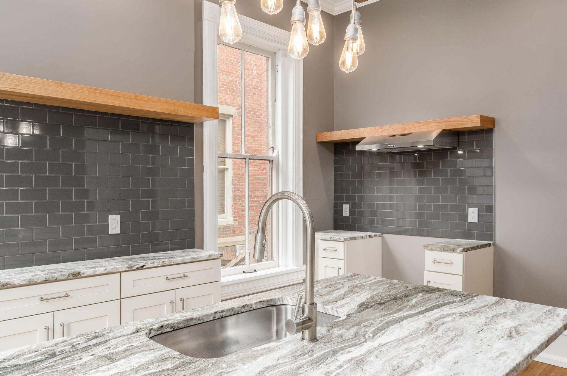 390 Town St, Columbus OH 43215-4838 exterior