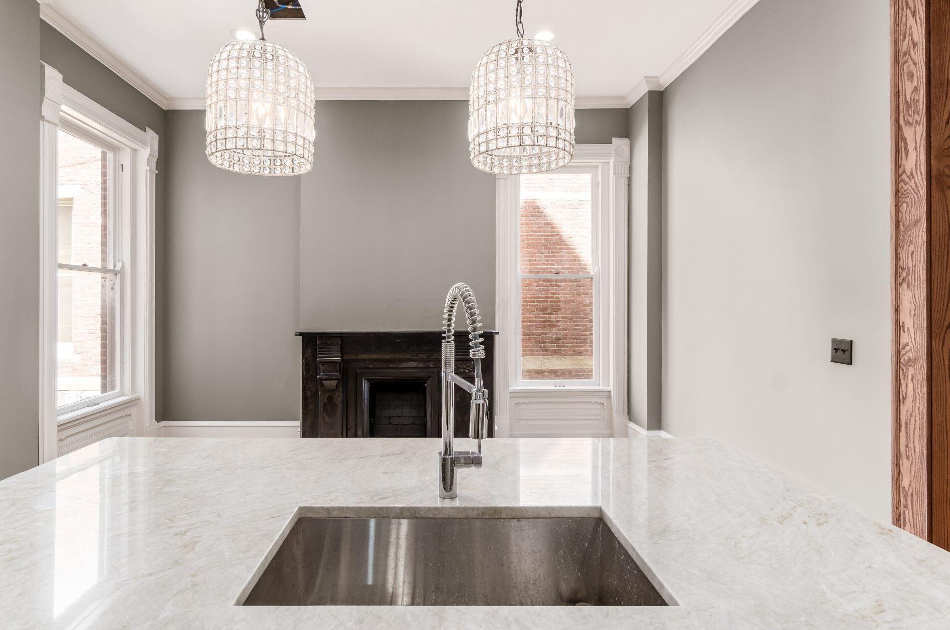 390 Town St, Columbus OH 43215-4838 exterior