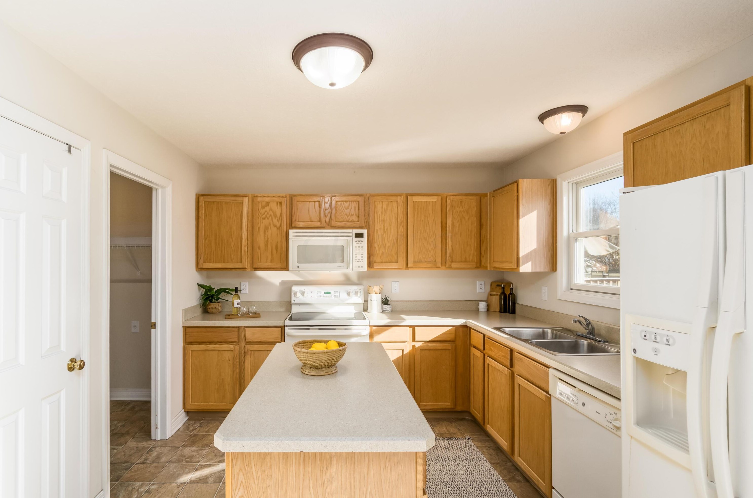 2833 Gablewood Dr, Columbus OH 43219-5030 exterior