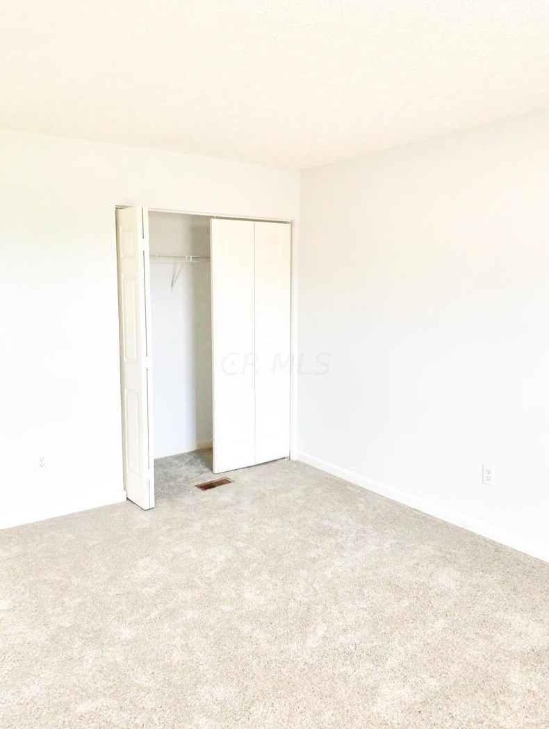410 Golden Valley Dr, Pataskala, OH 43062