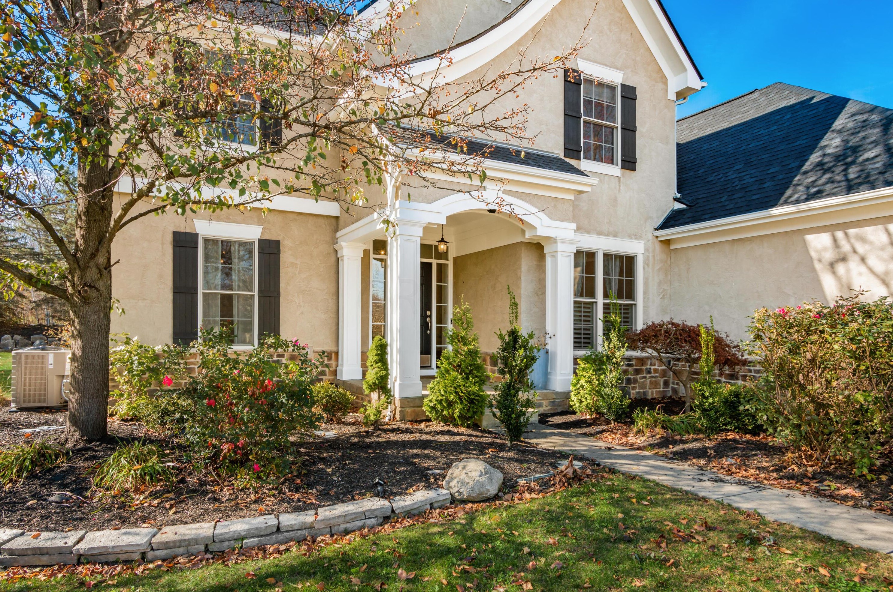 9894 Cape Ct, Dublin, OH 43017-7049