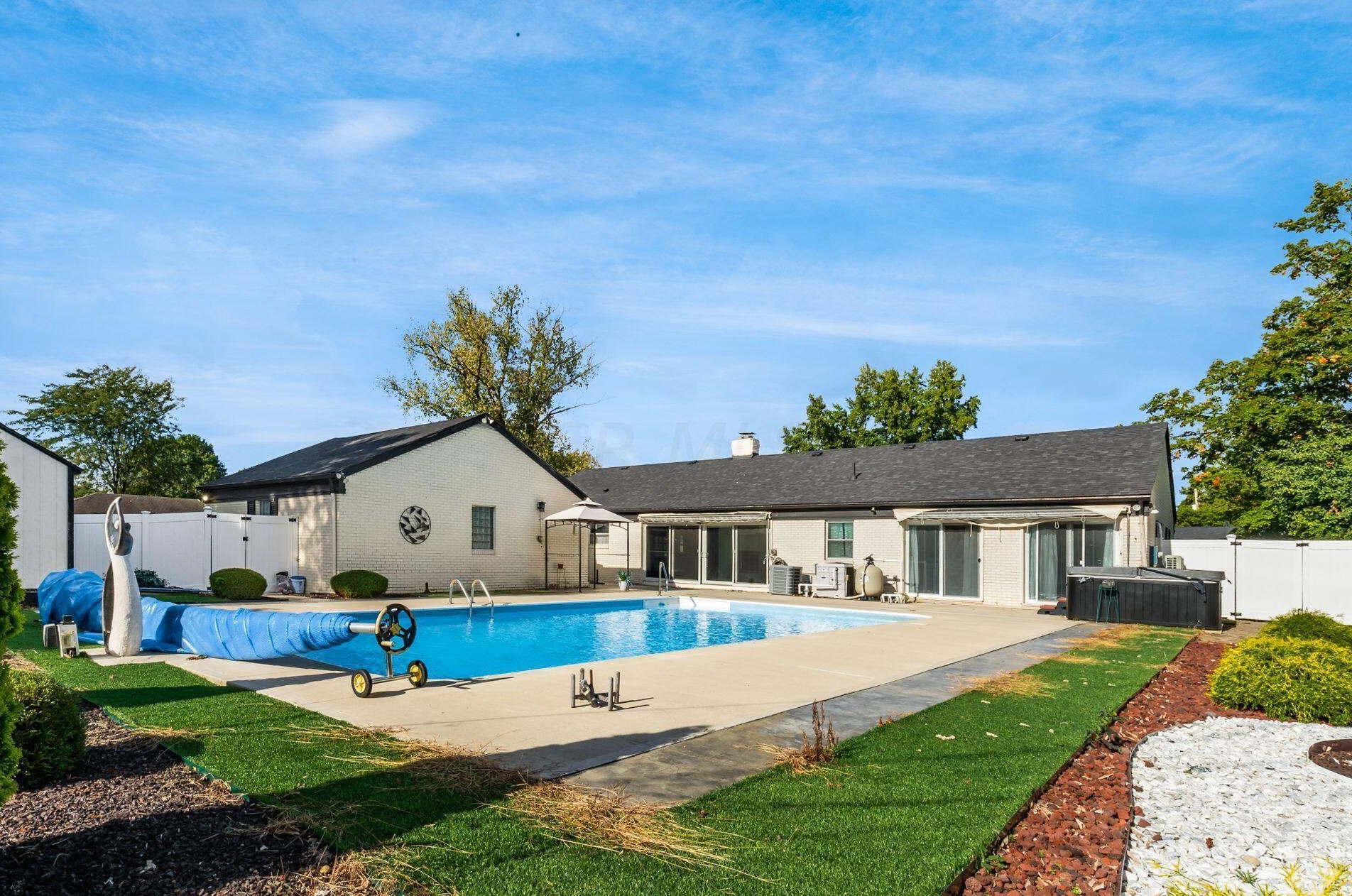 2511 Schaaf Dr, Columbus OH  43209-3209 exterior