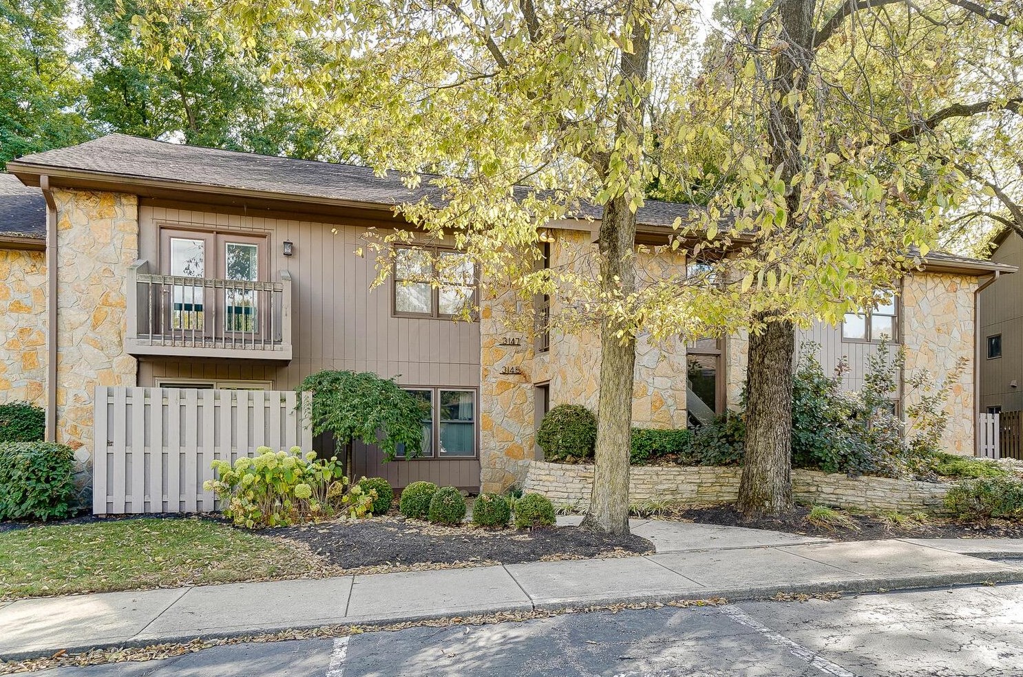 3147 Griggsview Ct, Columbus, OH 43221-4612