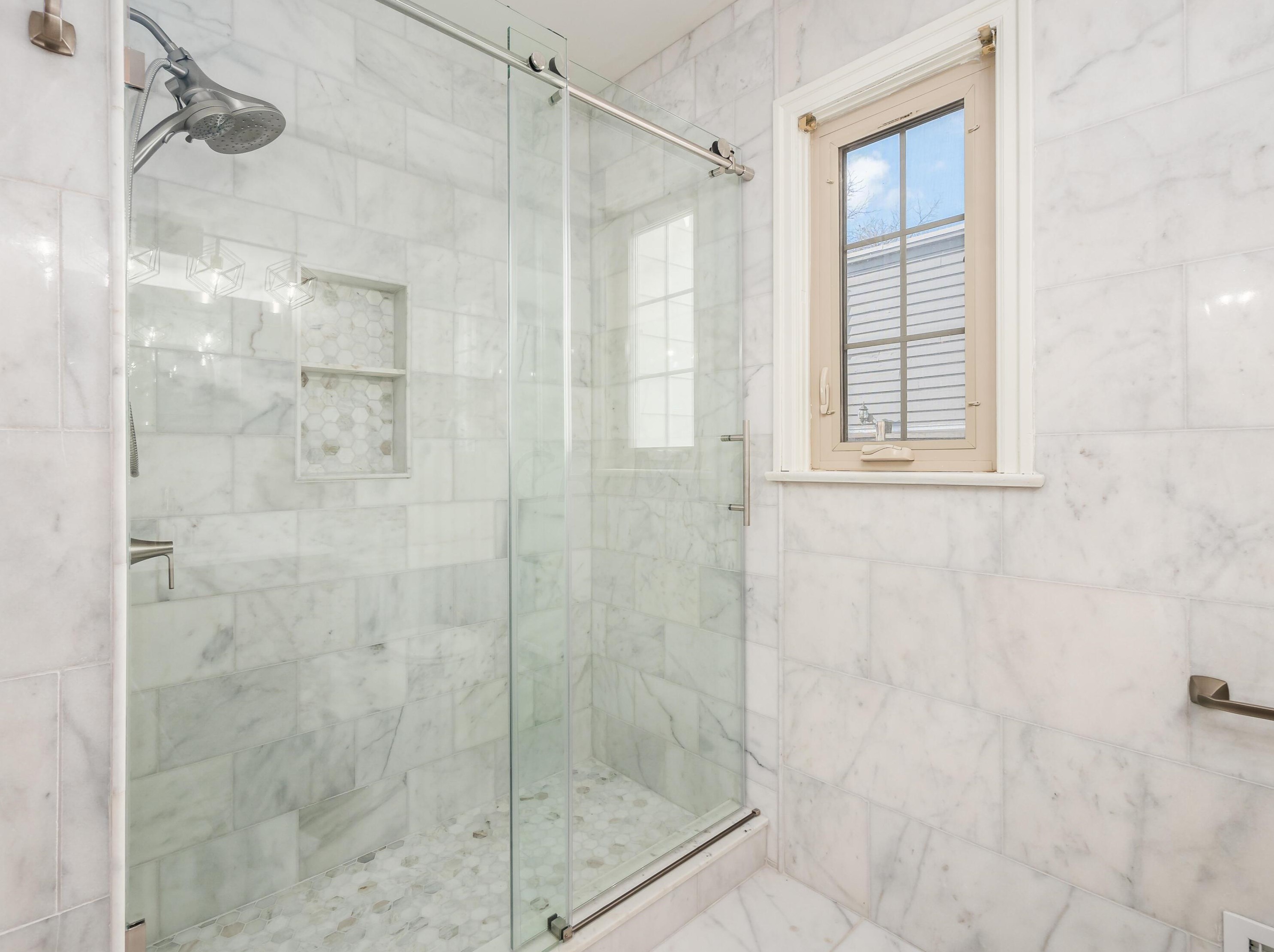 2529 Broad St, Columbus OH  43204-3322 exterior