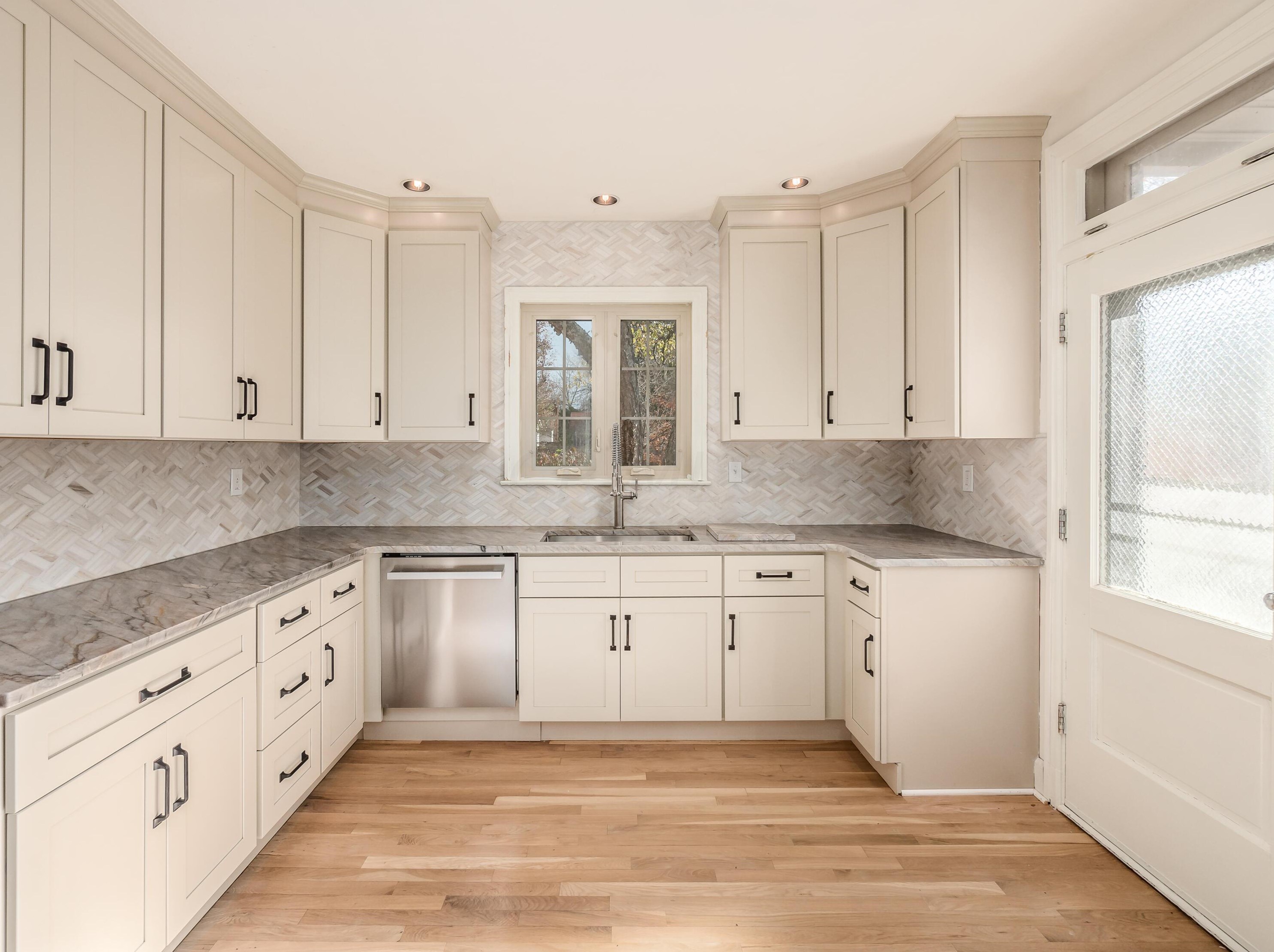 2529 Broad St, Columbus OH  43204-3322 exterior