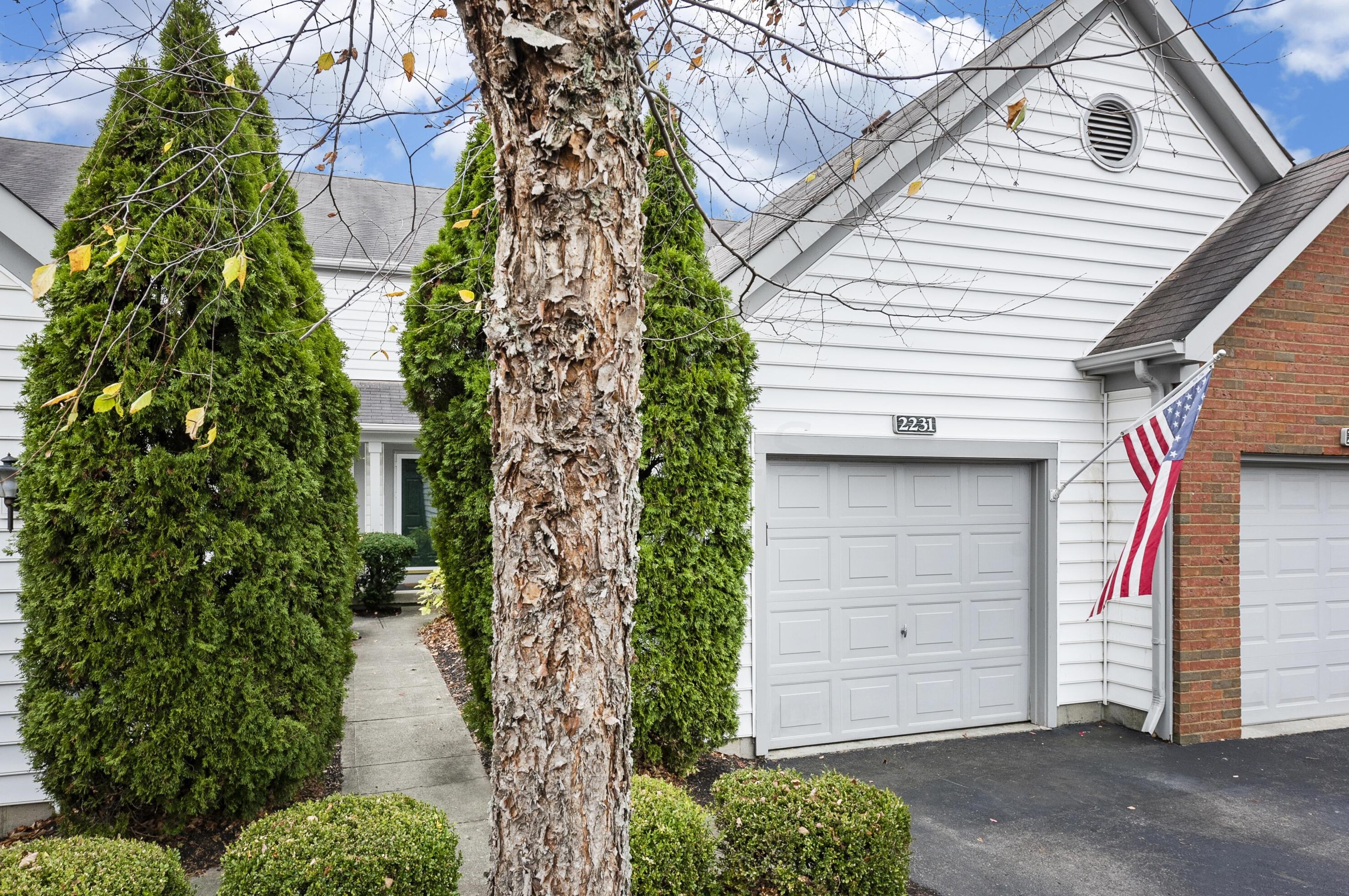 2231 Victoria Park Dr, Columbus, OH 43235-7136