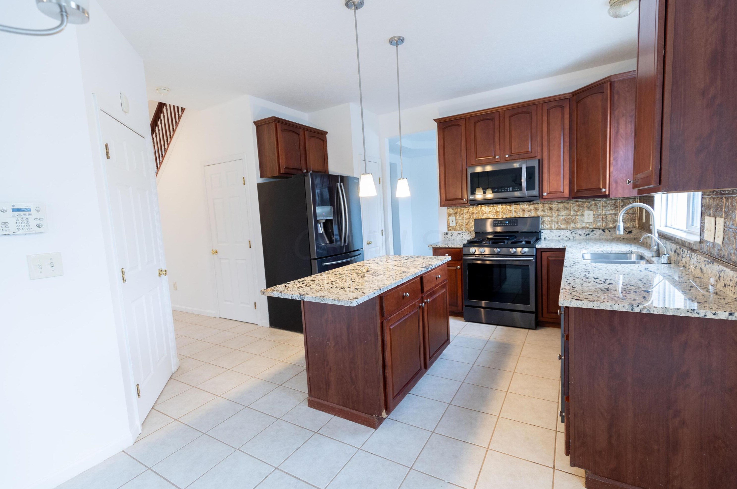 110 Trail East Sw, Pataskala, OH 43062