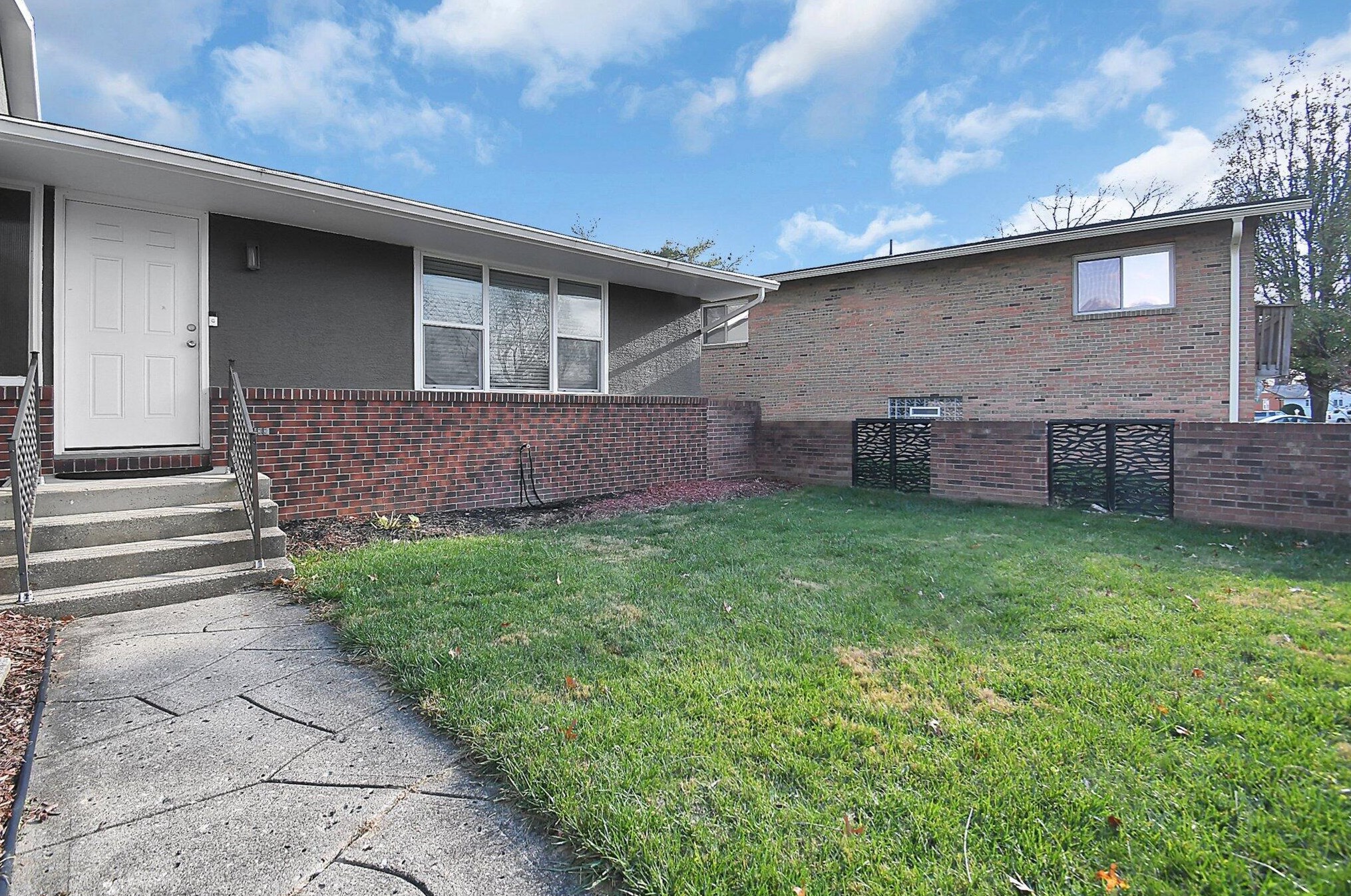 1916 Birkdale Dr, Columbus, OH 43232-3025