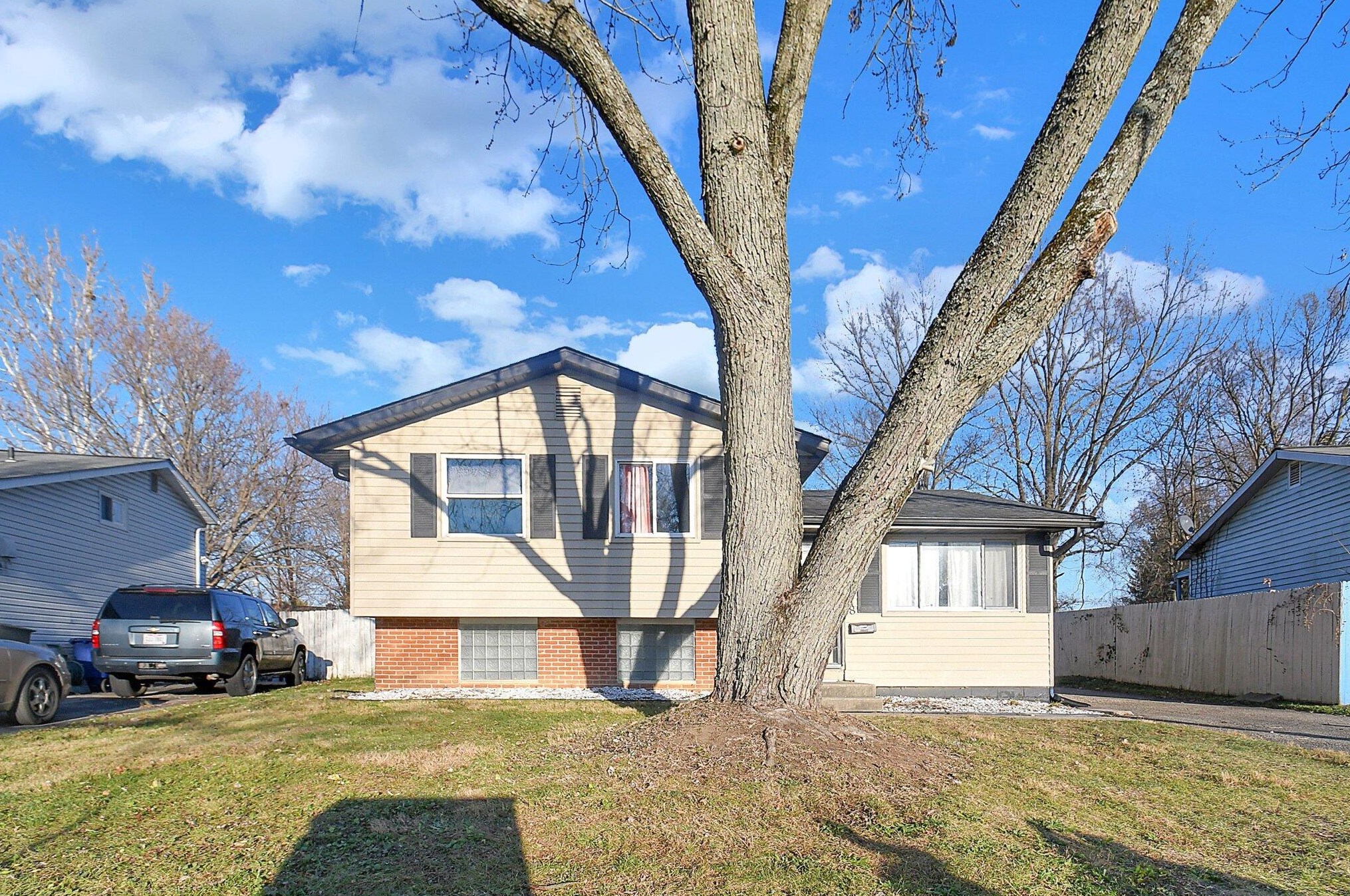 2218 Cardston Dr, Columbus, OH 43232-4012