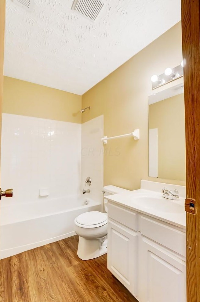 94 Richard Ave, Ashville OH  43103-9000 exterior