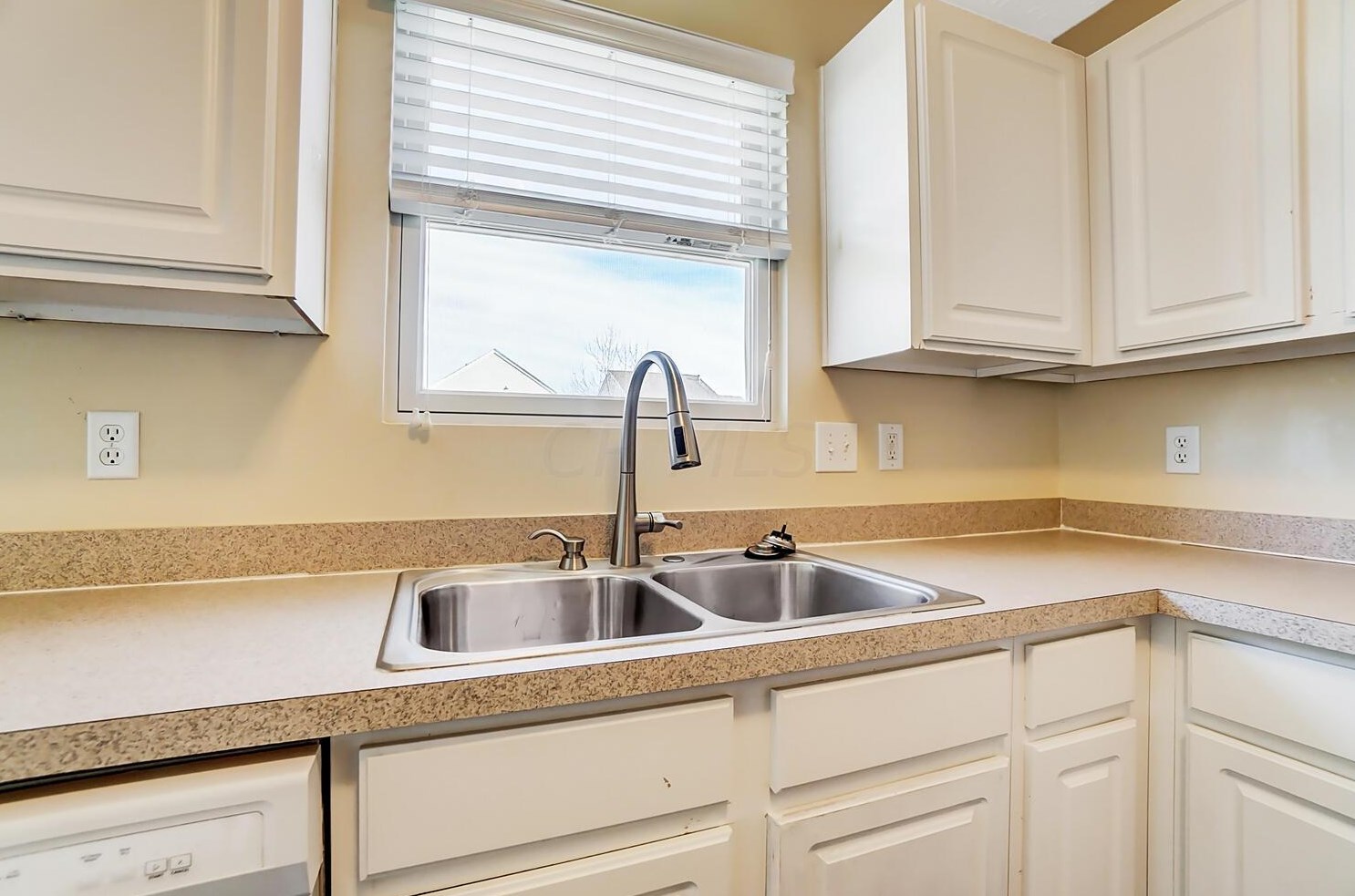 94 Richard Ave, Ashville OH  43103-9000 exterior