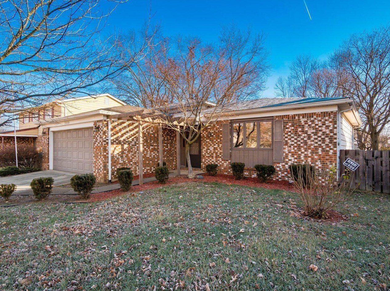 3270 Tareyton Dr, Darbydale, OH 43123-1839