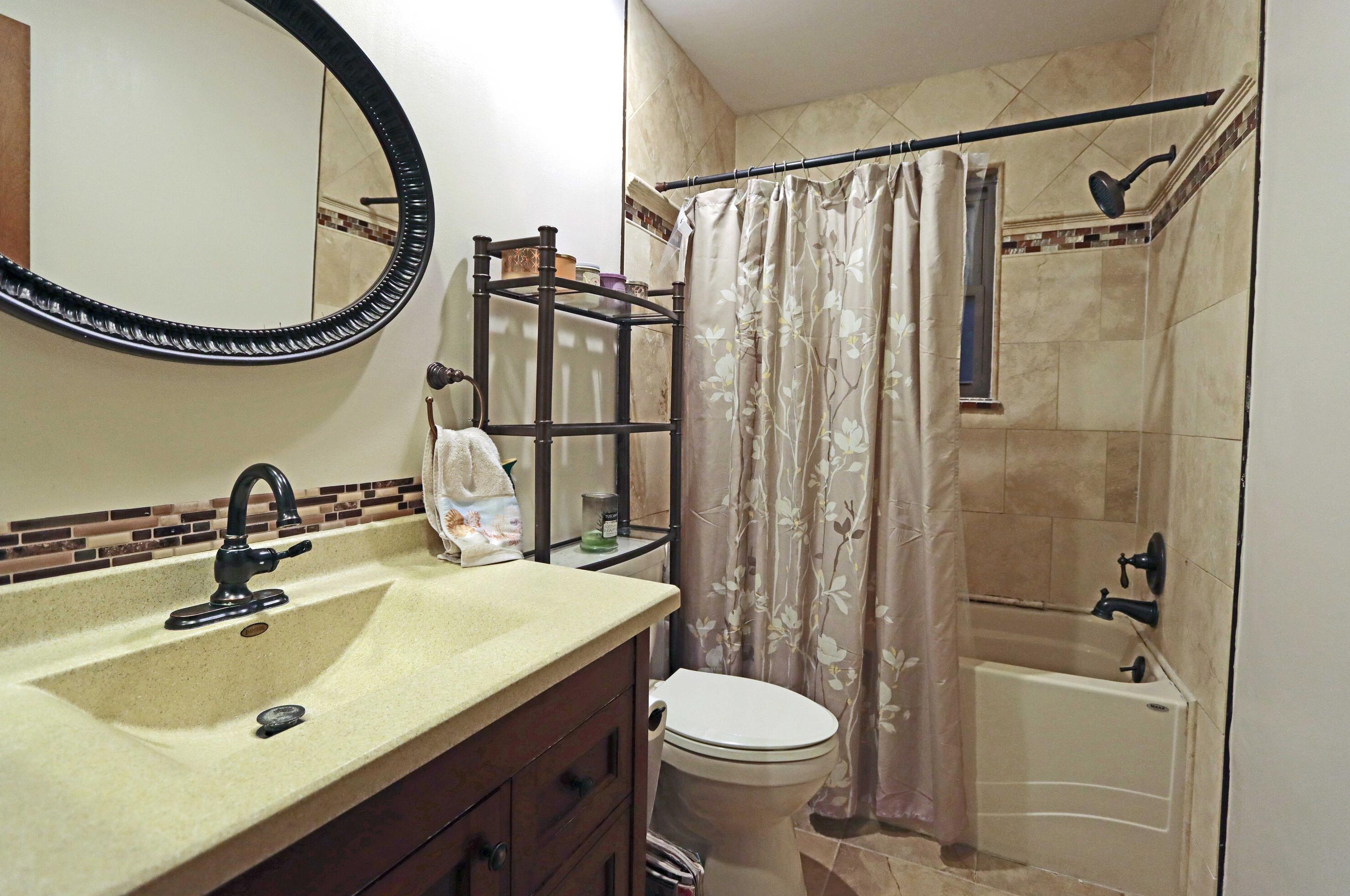 1705 Lynnhurst Rd, Columbus OH 43229-2641 exterior