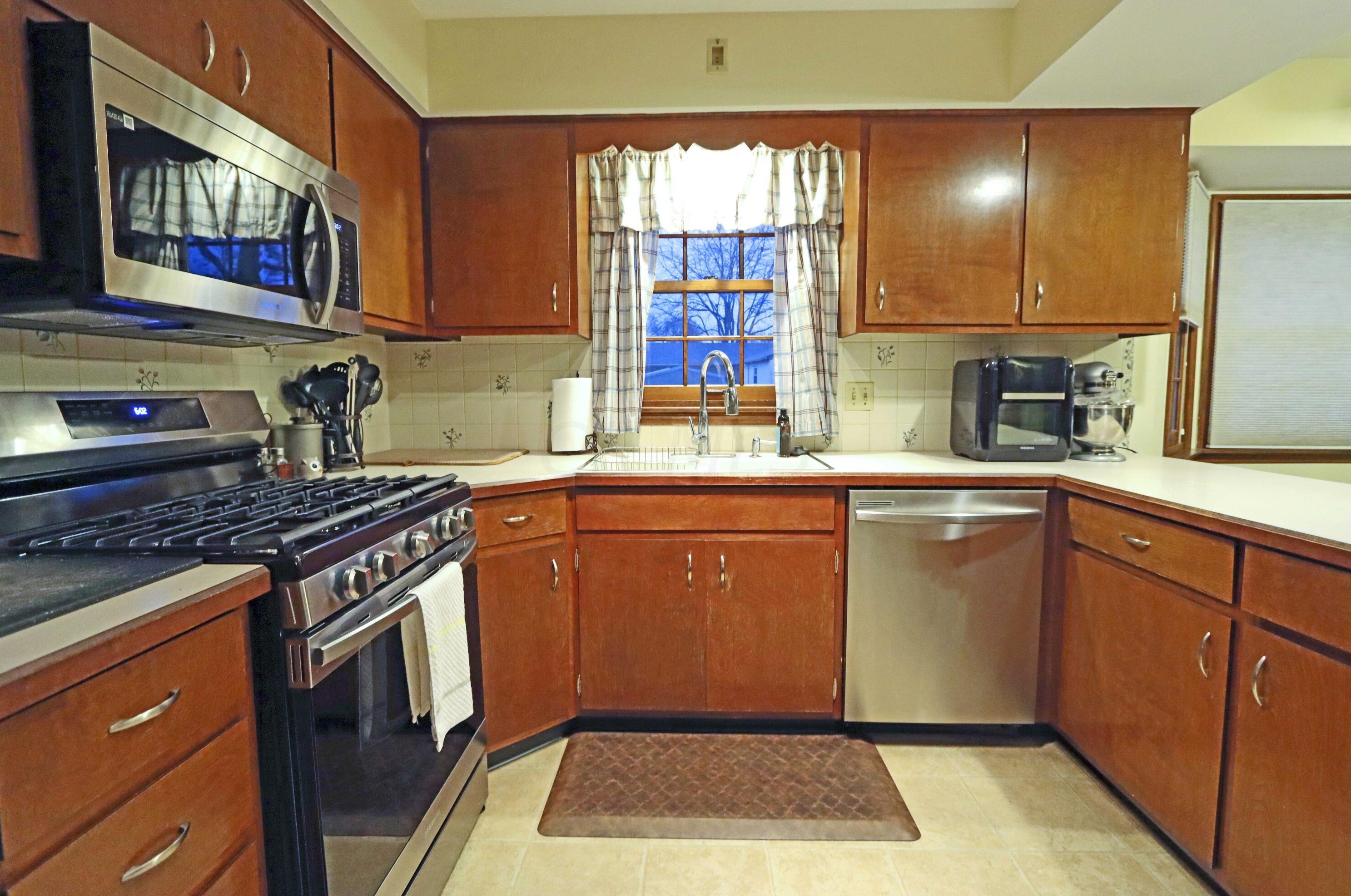 1705 Lynnhurst Rd, Columbus OH 43229-2641 exterior