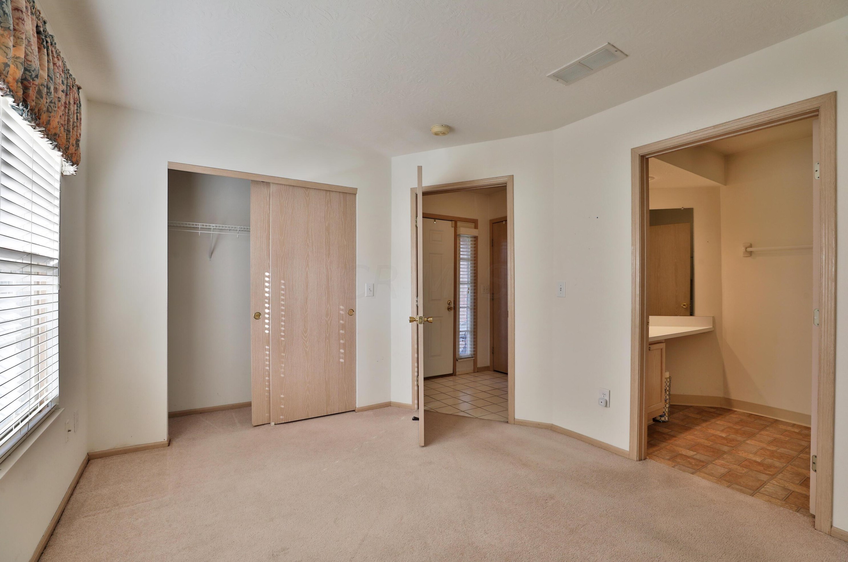 997 Vlg Brk Way, Columbus OH 43235-5033 exterior