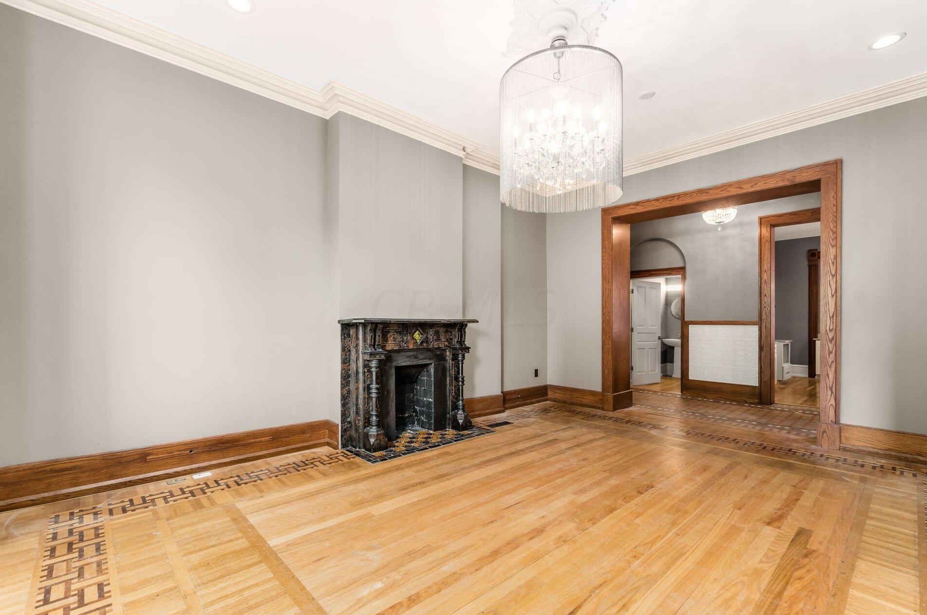 390 Town St, Columbus OH 43215-4838 exterior