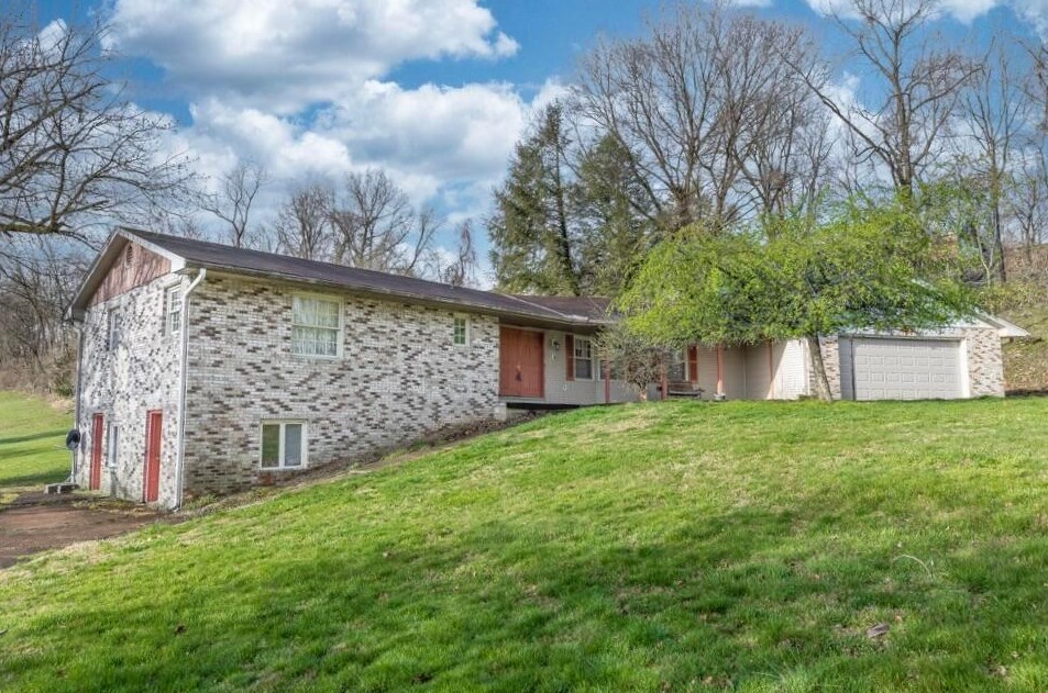 1886 Marietta Rd, Lancaster, OH 43130-8530