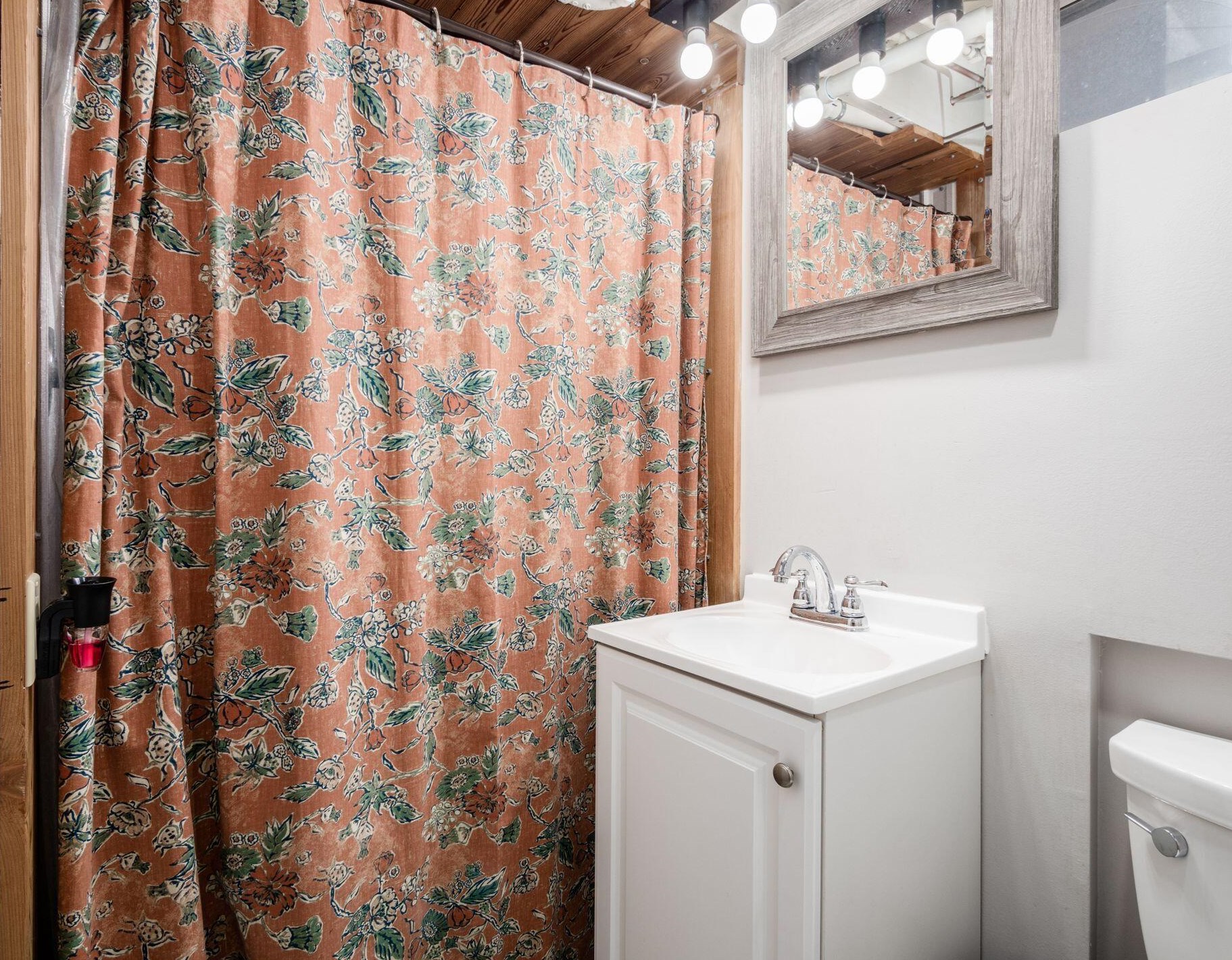 2170 Ridgecliff Rd, Columbus OH  43221-1820 exterior