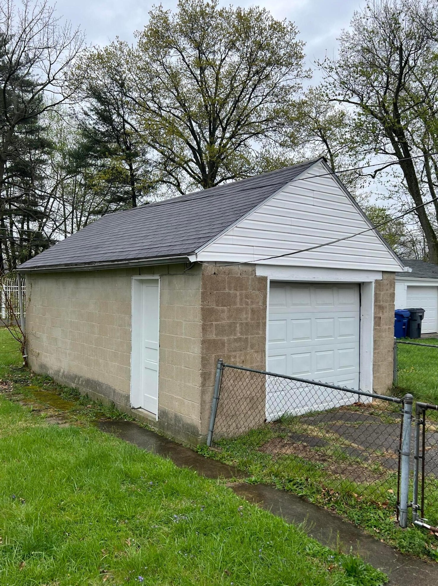 860 Westphal Ave, Columbus OH  43213-3047 exterior