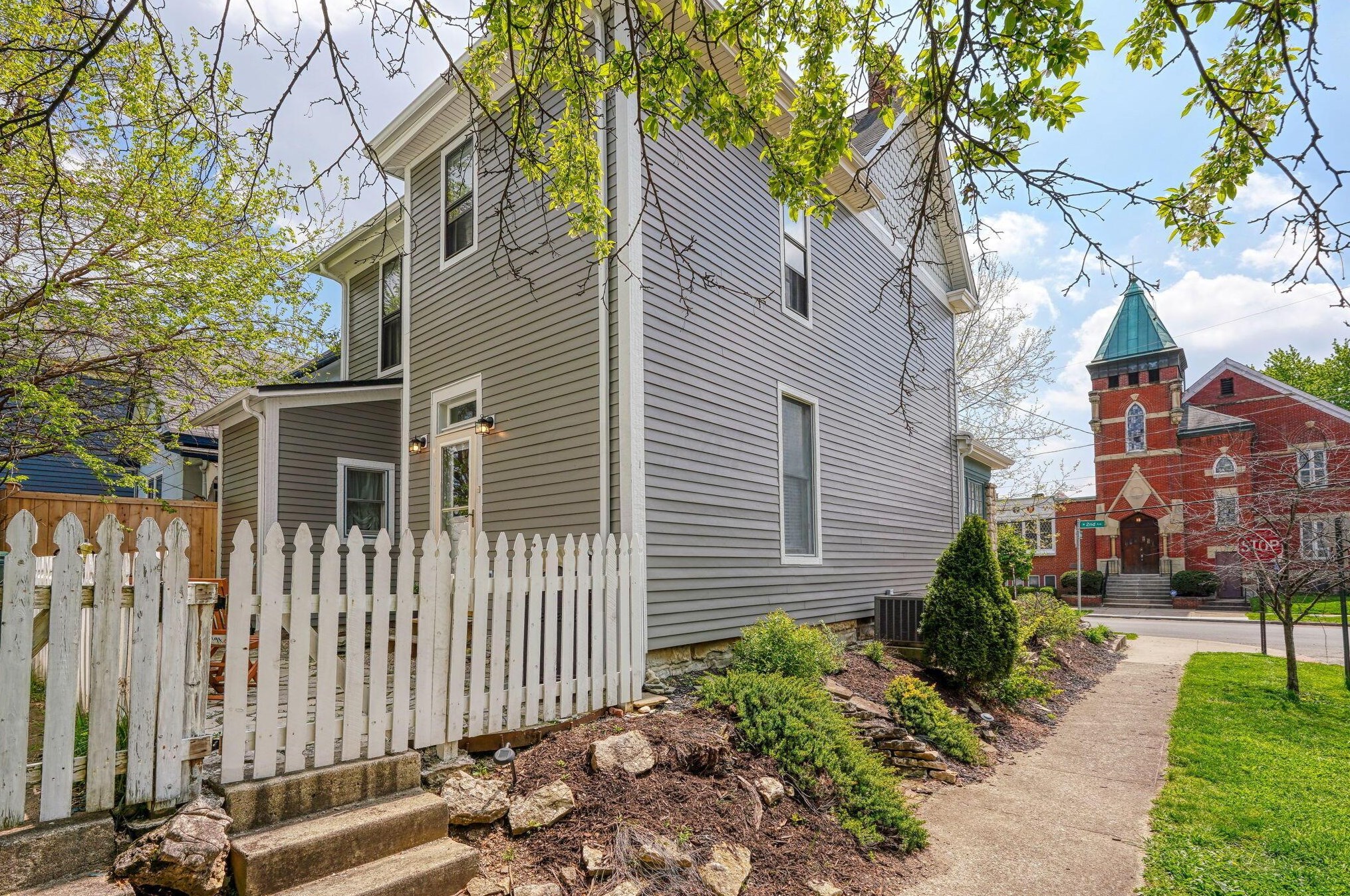 240 2nd Ave, Columbus OH  43201-5401 exterior