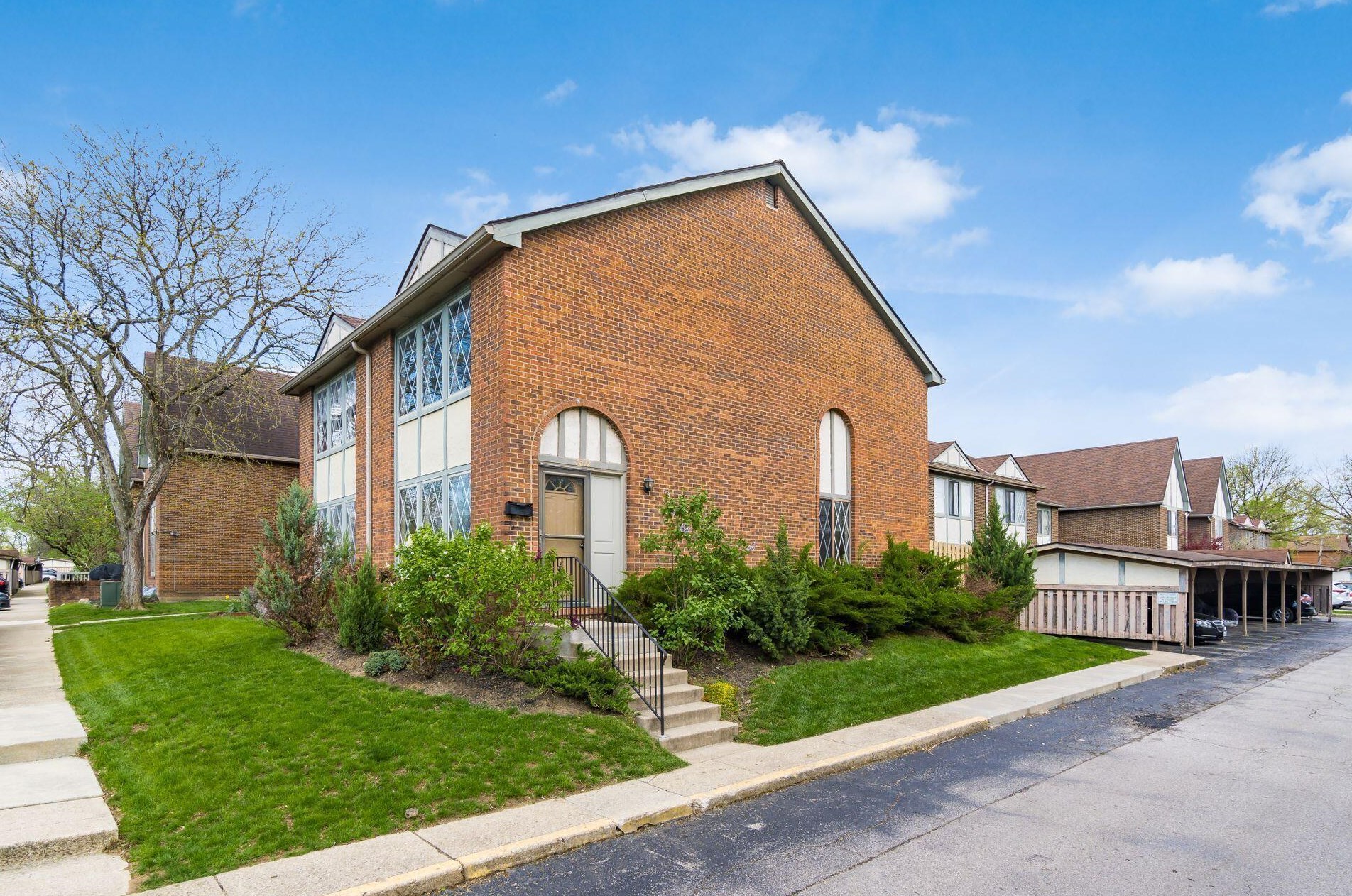 3302 Valley Ln, Columbus OH  43231-3117 exterior