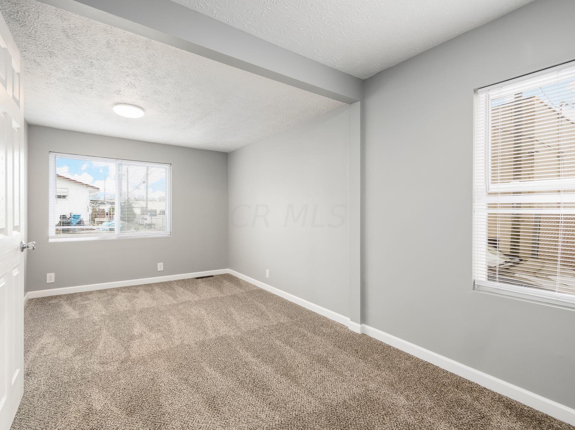 886 Pierce Ave, Columbus OH 43213-3043 exterior