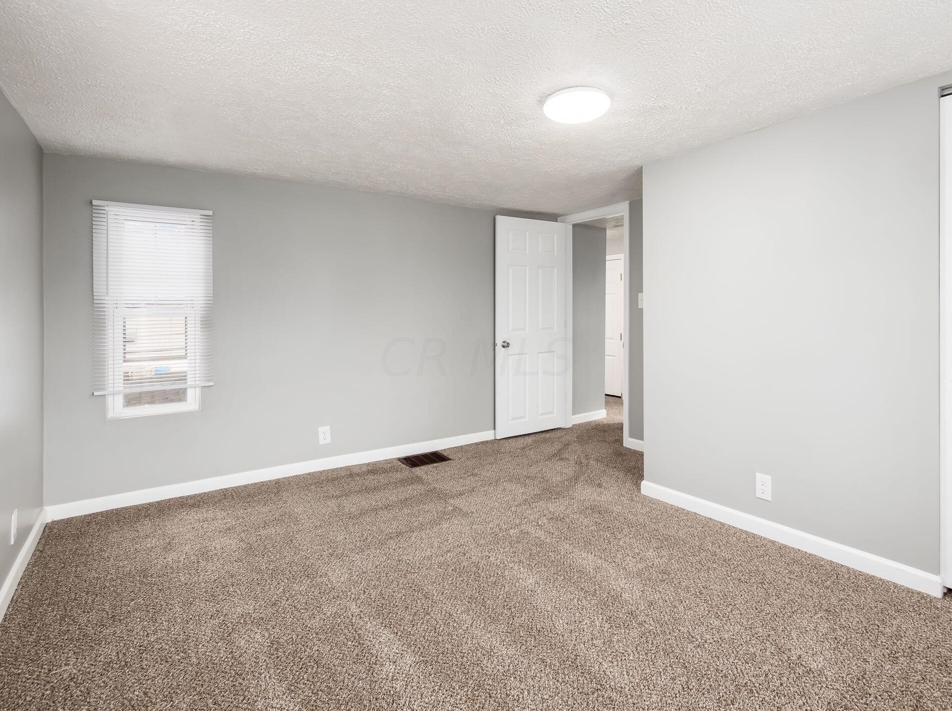 886 Pierce Ave, Columbus OH 43213-3043 exterior