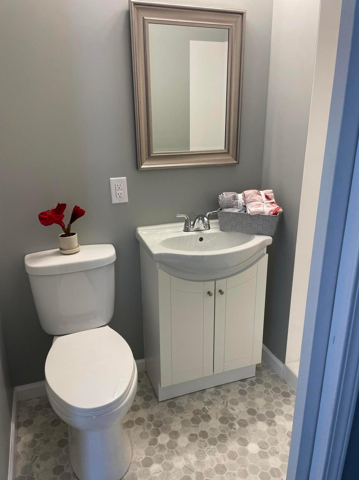 886 Pierce Ave, Columbus OH 43213-3043 exterior