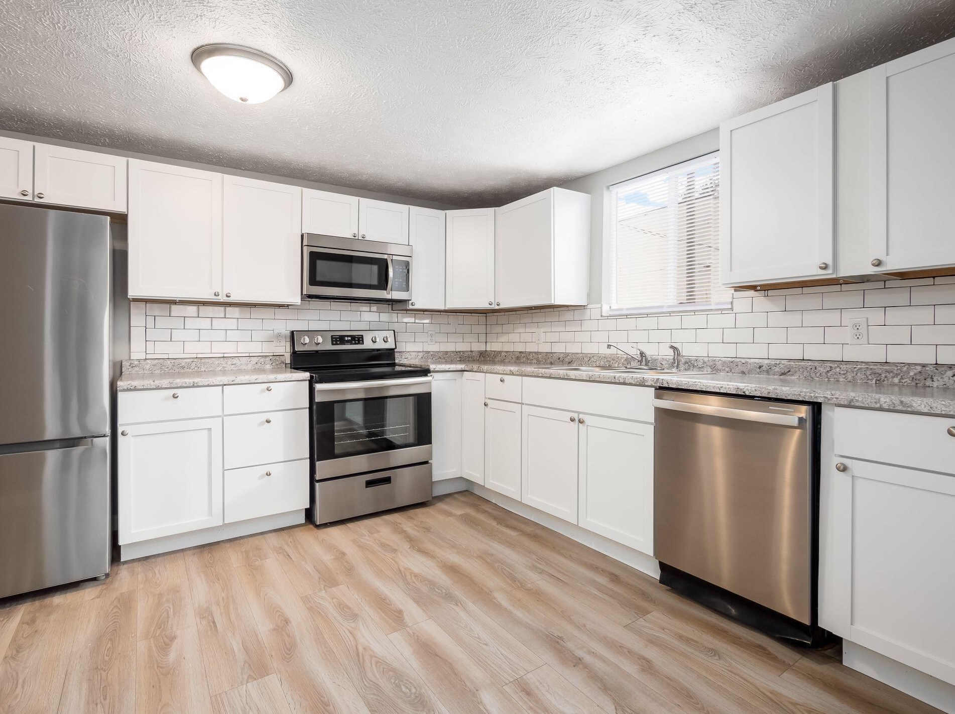 886 Pierce Ave, Columbus OH 43213-3043 exterior