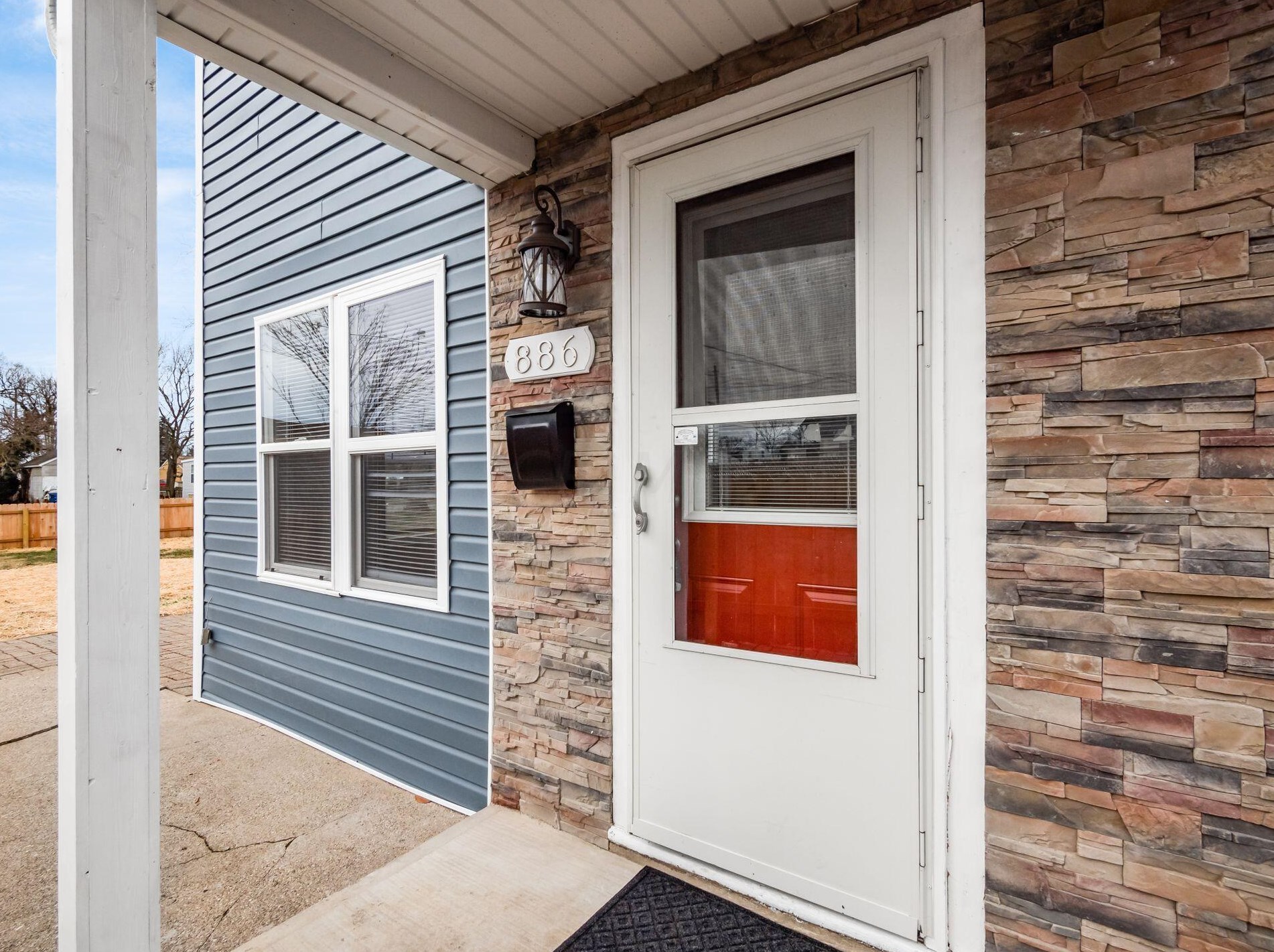 886 Pierce Ave, Columbus OH 43213-3043 exterior