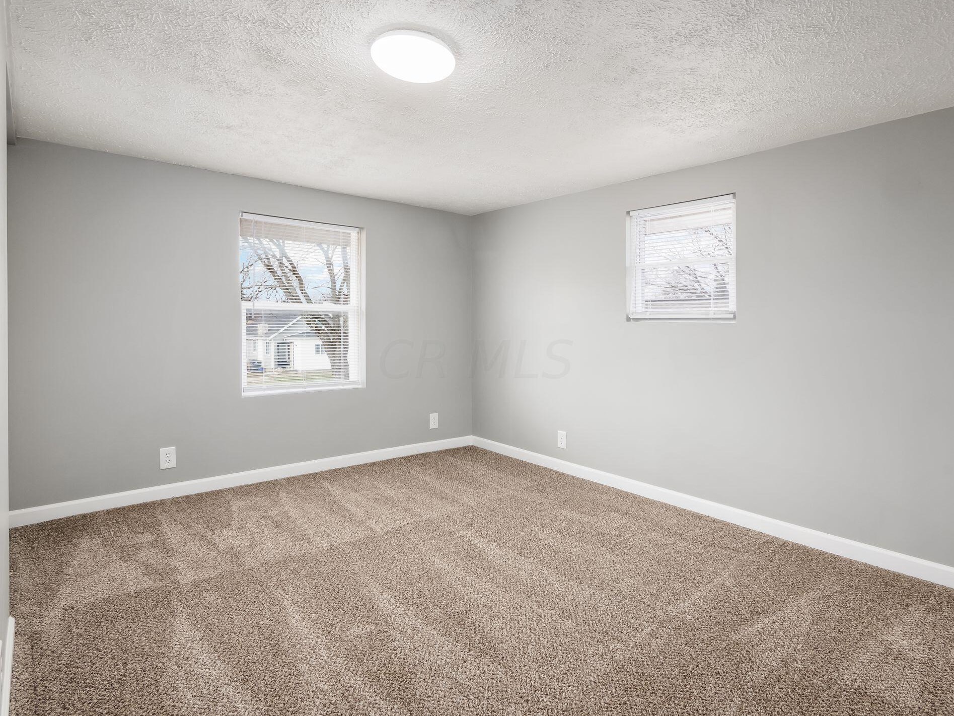 886 Pierce Ave, Columbus OH 43213-3043 exterior