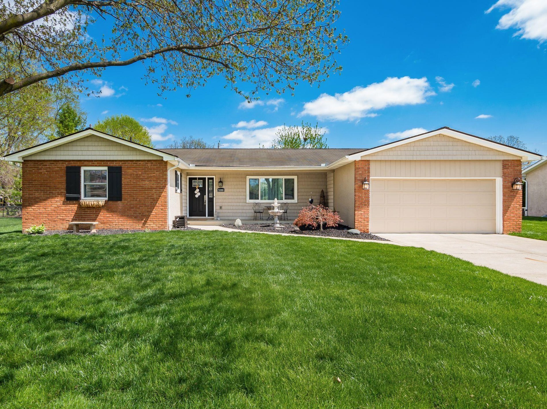 5588 Rockport Rd, Columbus, OH 43235-4043