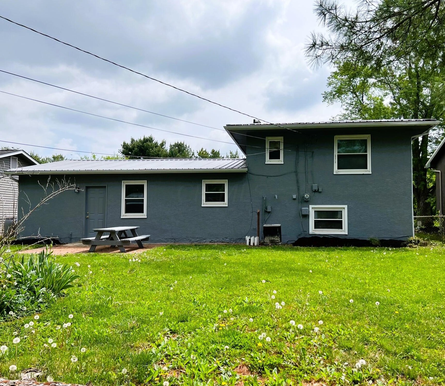 437 Stygler Rd, Columbus OH  43230-2027 exterior