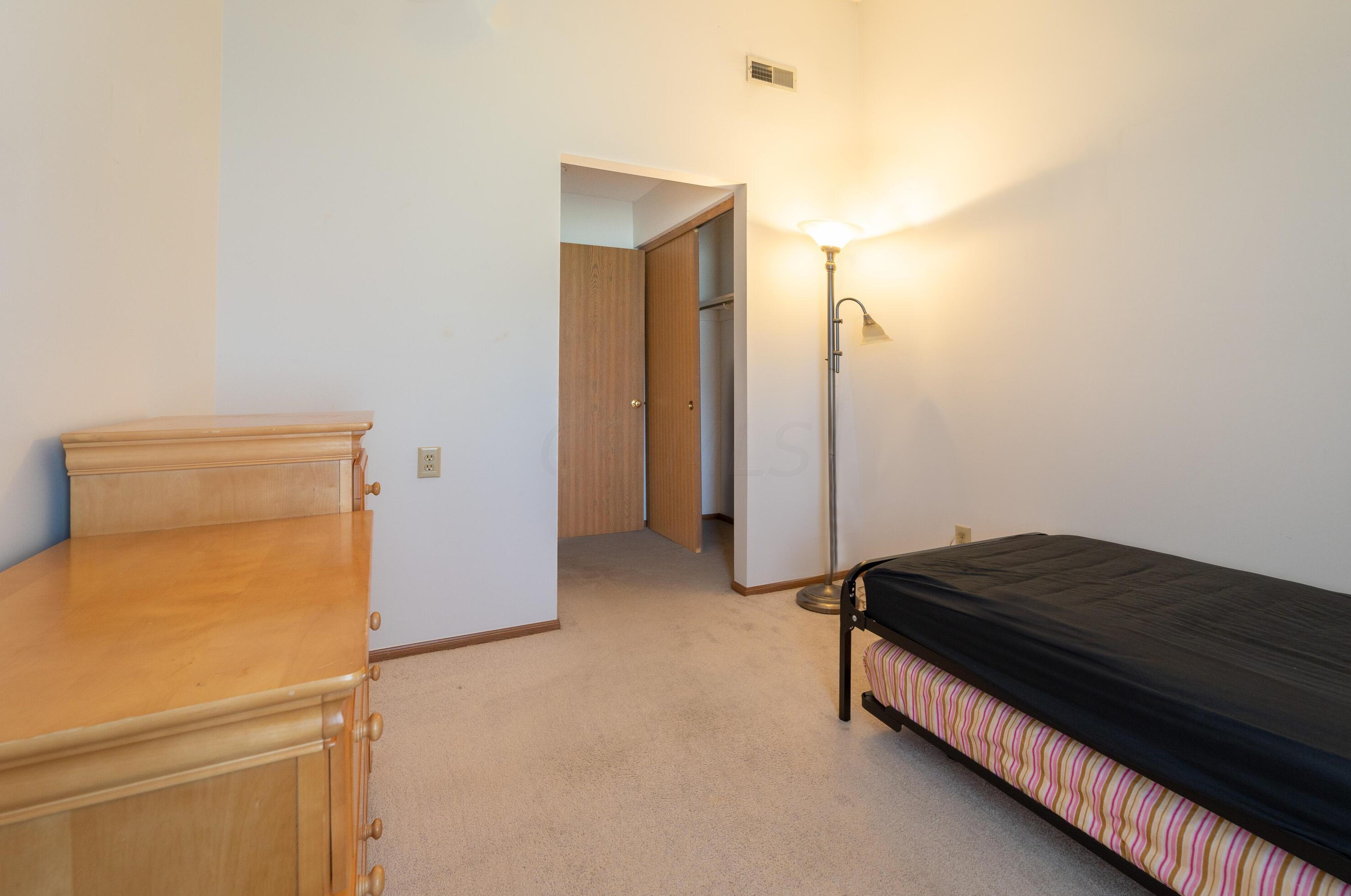 148 Oak Crk Pl, Columbus OH 43230-8102 exterior