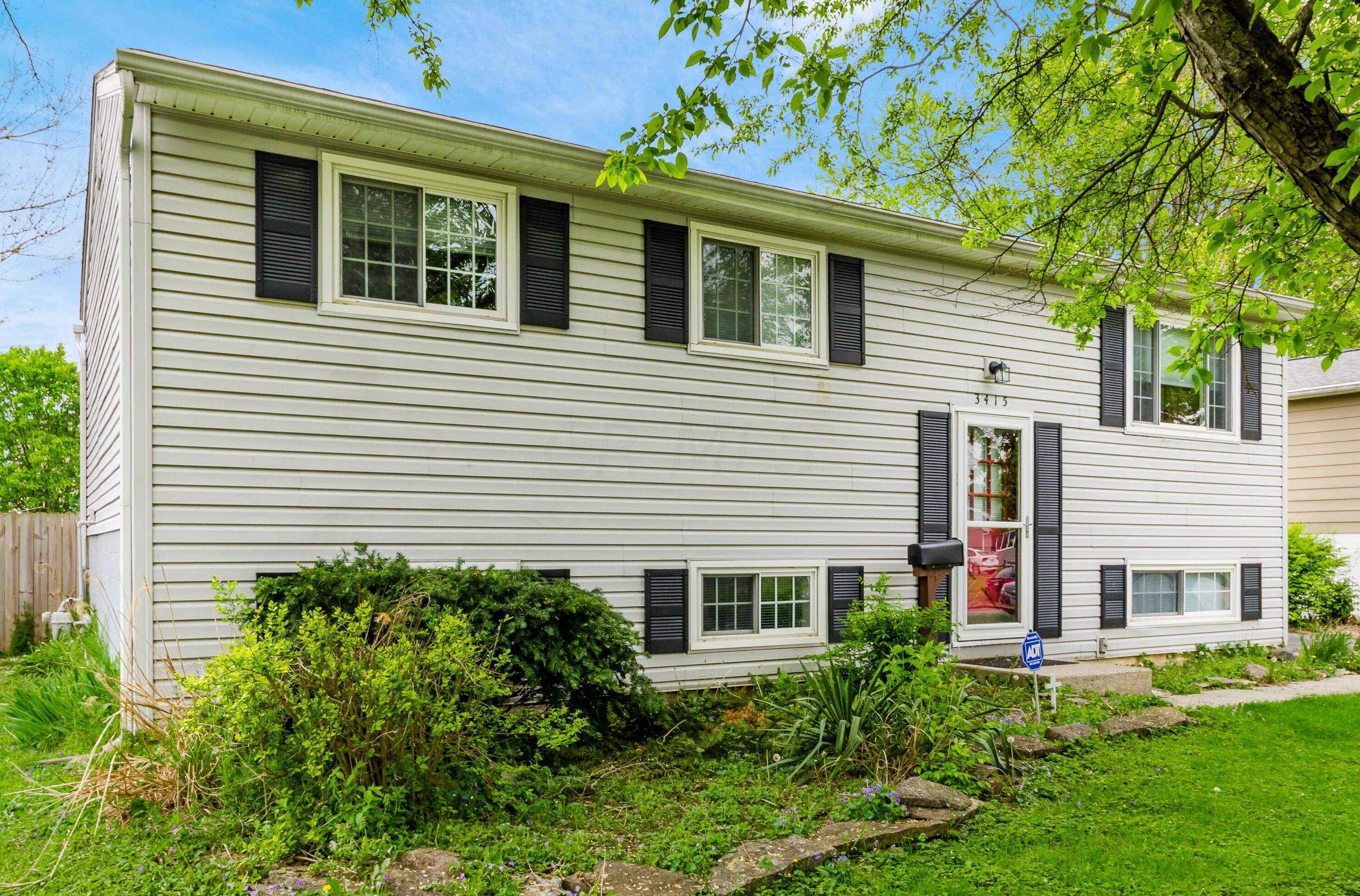 3415 Burbank Rd, Columbus, OH 43232-6119