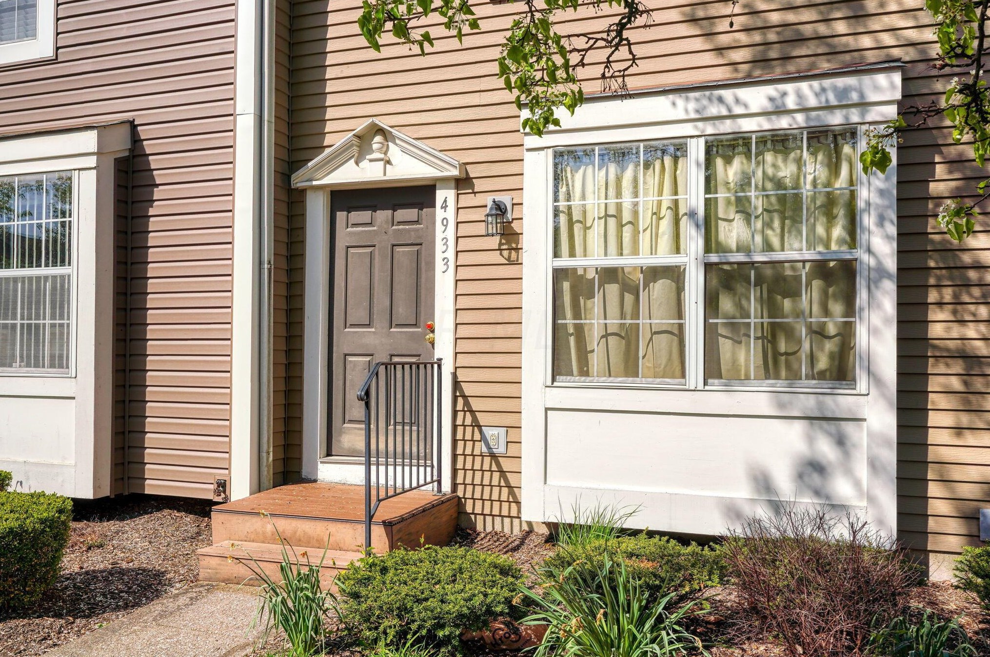 4933 Singleton Dr, Hilliard, OH 43026-8528